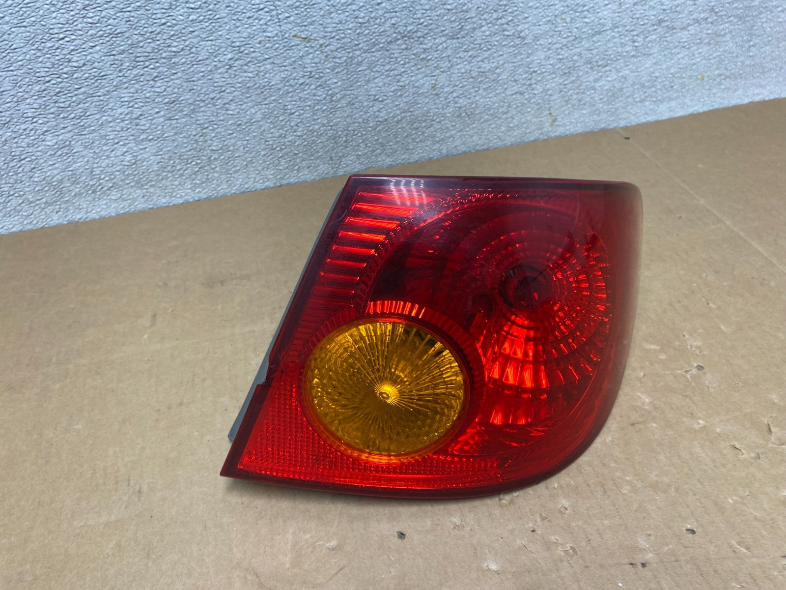 2003 to 2005 Toyota Corolla Right Passenger RH Side Tail Light Oem V4861 DW0
