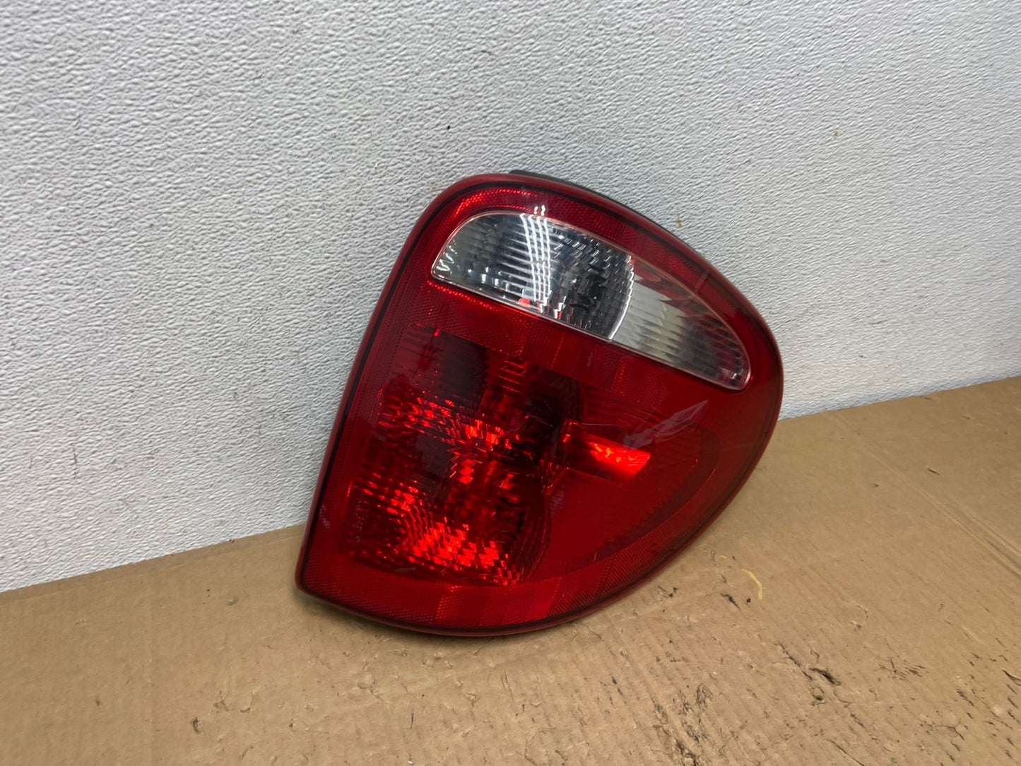 2001-2003 Dodge Grand Caravan Right Passenger RH Side Tail Light AD1157 LK2