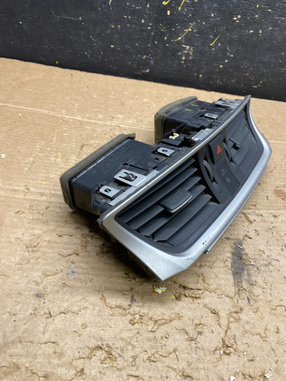 2013 to 2015 Nissan Sentra Air Vents Top Dash Center W/Hazzard Switch x1317 DG2