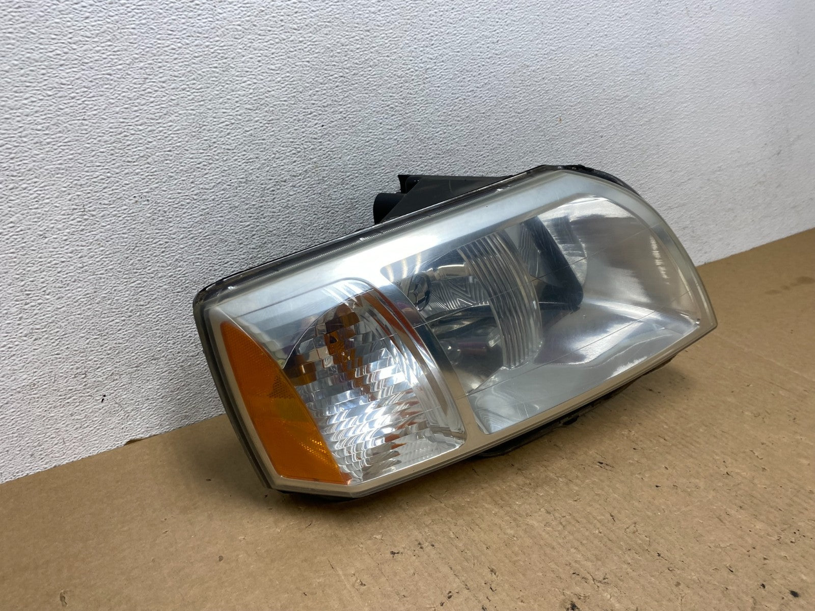 2004 - 2011 Mitsubishi Endeavor Headlight Right Passenger Rh Side AF9786 DW2