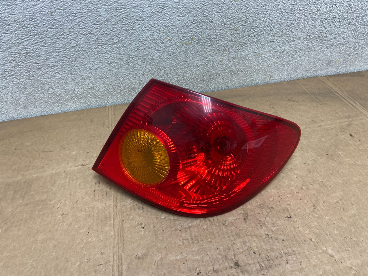 2003 to 2005 Toyota Corolla Right Passenger RH Side Tail Light Oem Y5932 DG0