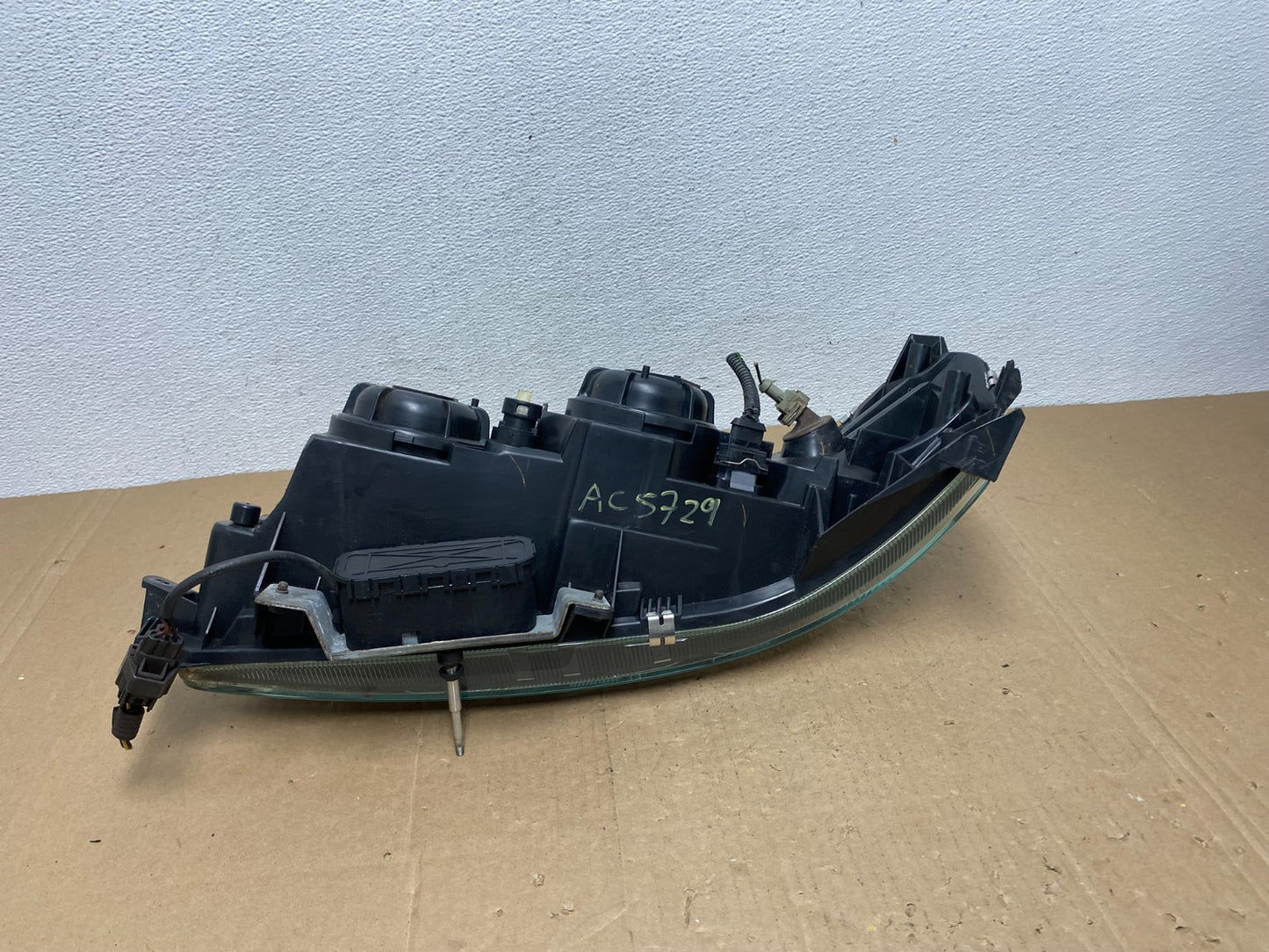 2001 to 2004 Volvo S60 Right Passenger Side Headlight Halogen AC5729 DW5