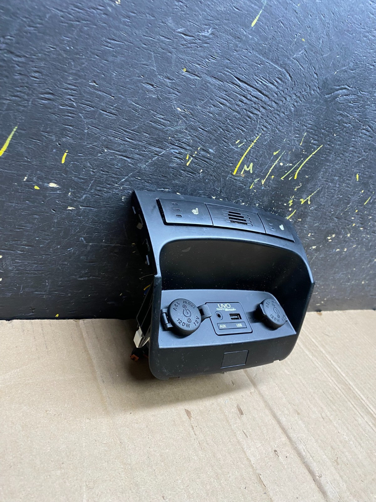 2011-2013 Kia Sorento Center Seat Heater Switches Aux USB Power Outlet AA4601 DG2