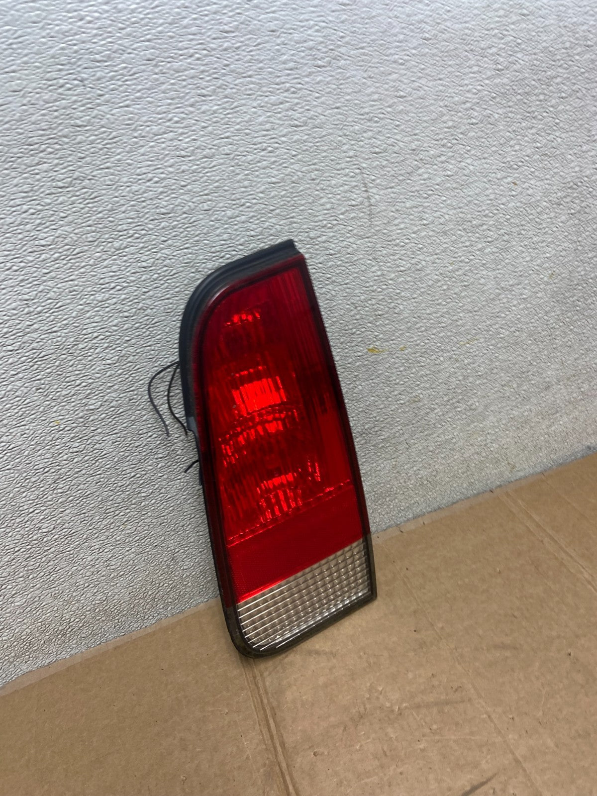 2003 to 2005 Lincoln Aviator Right Passenger Inner Tail Light Side OEM AA1185 DW2