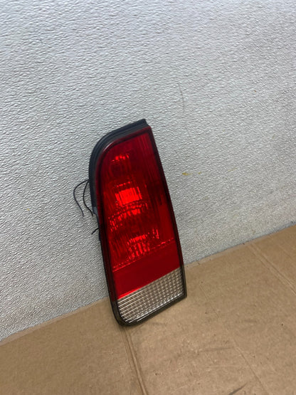 2003 to 2005 Lincoln Aviator Right Passenger Inner Tail Light Side OEM AA1185 DW2