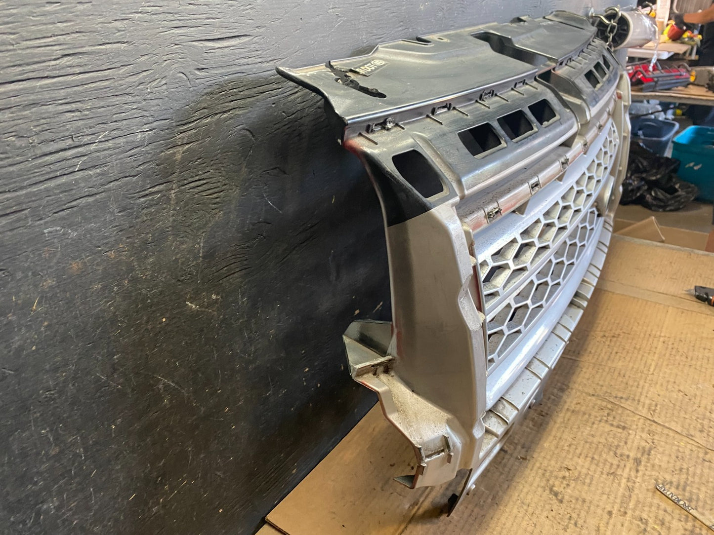 2008 to 2010 Land Rover LR2 Front Bumper Grille Grill OEM q8567 DG2