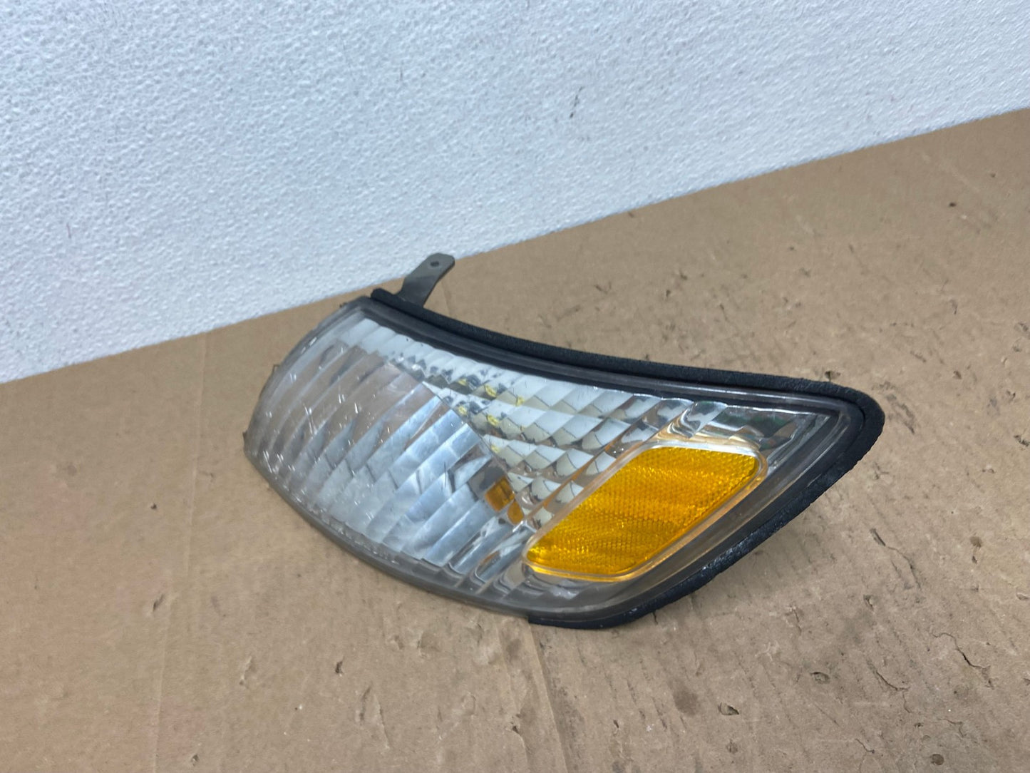 2000 to 2001 Lexus ES300 Left Driver LH Side Turn Signal OEM AB6939 LK1