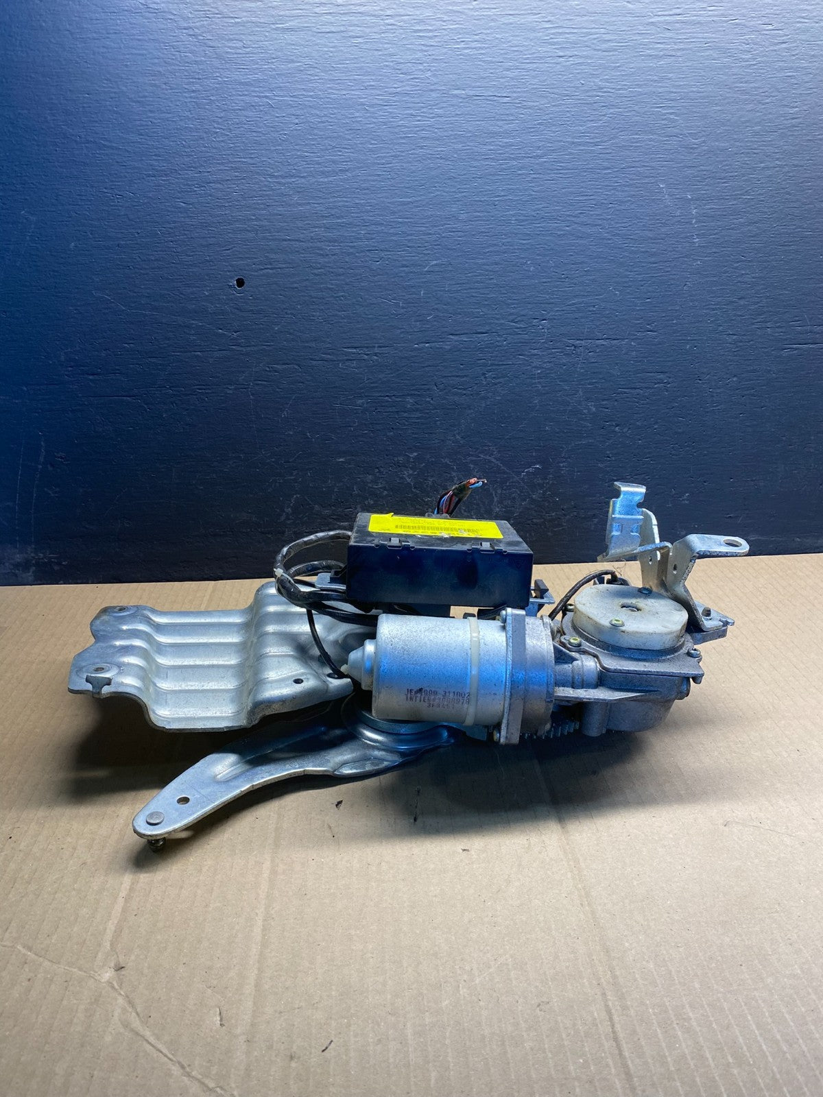 2006 Cadillac SRX Rear Gate Lid Motor Assembly W/ Auto Open Close  OEM AC0849 DG3