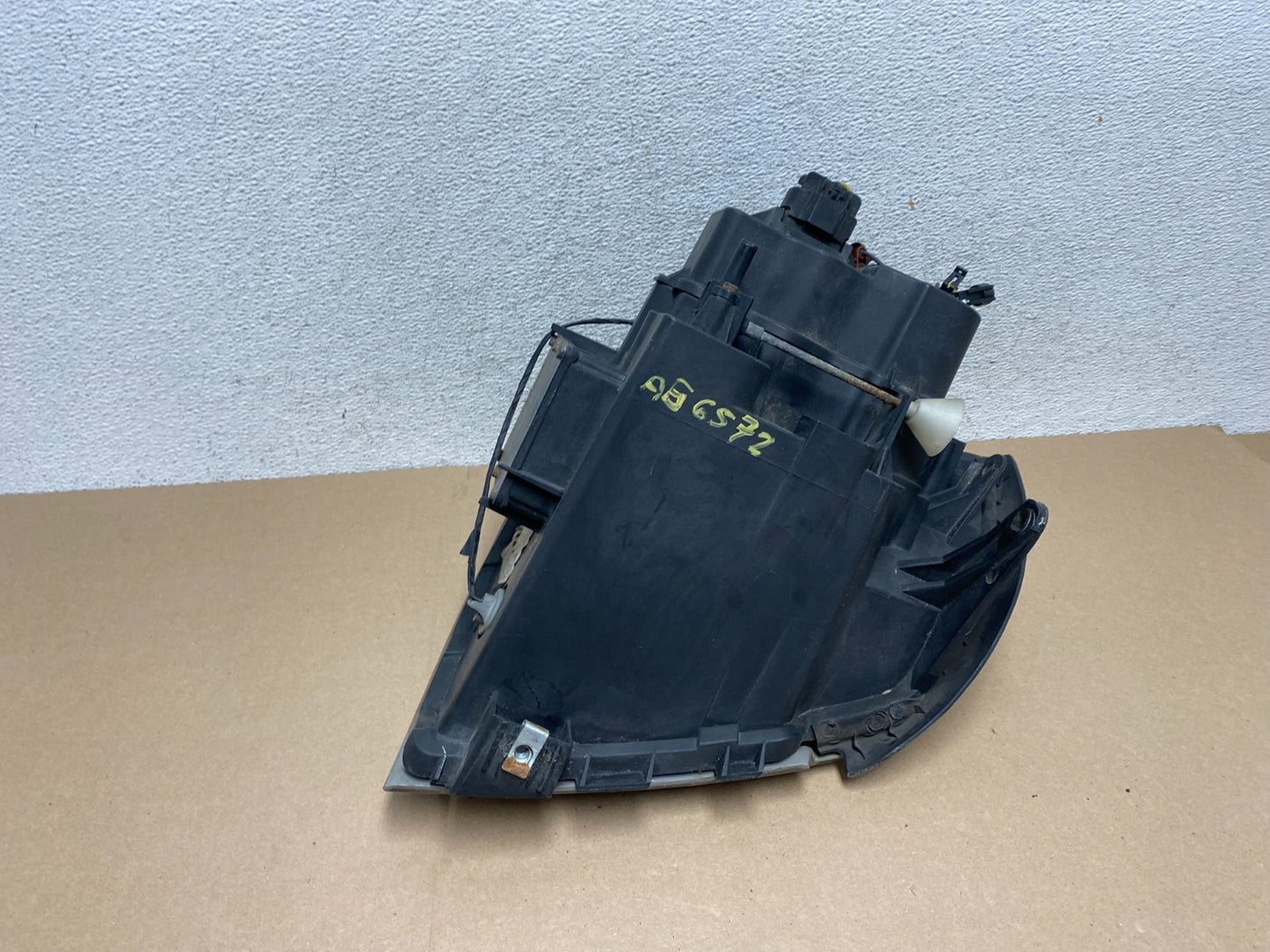 2004 to 2009 Cadillac SRX Left Driver Side Halogen Headlight AG6572 DW5