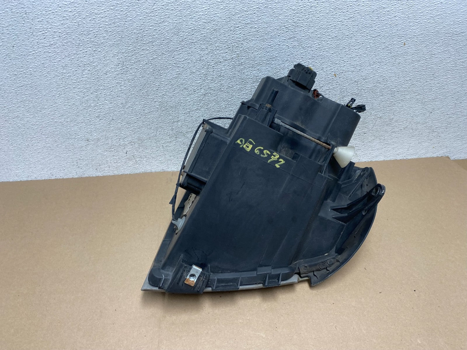 2004 to 2009 Cadillac SRX Left Driver Side Halogen Headlight AG6572 DW5