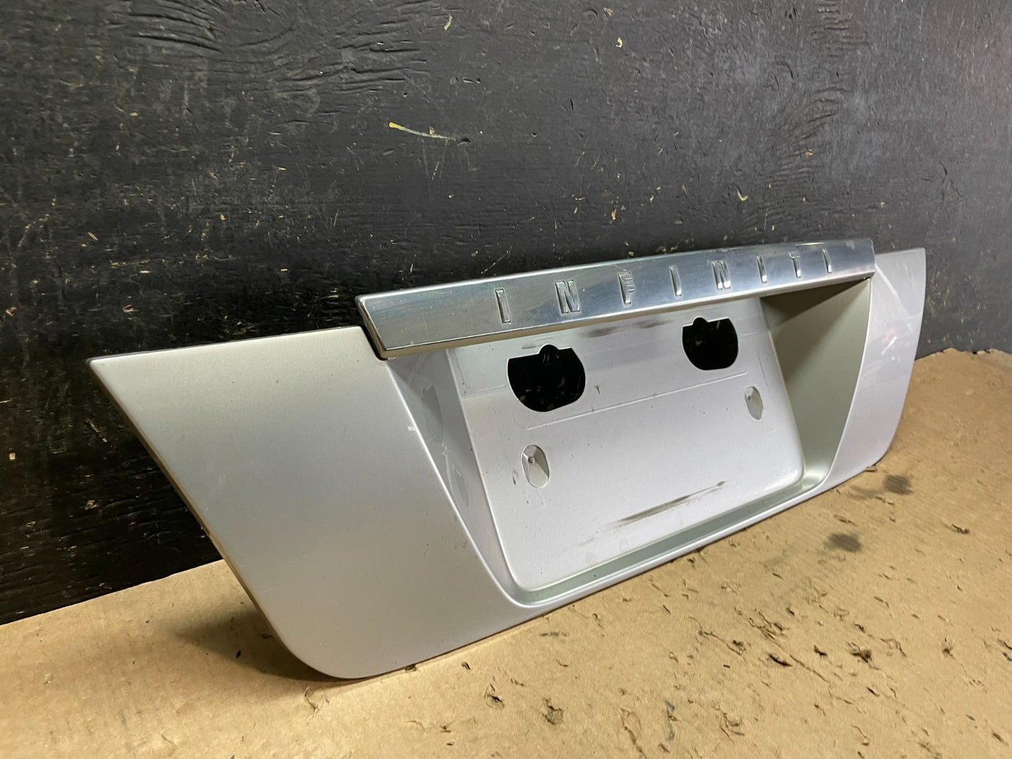 2002 2003 2004 Infiniti I35 Trunk Lid Rear License Plate Garnish OEM Z5598 DG1