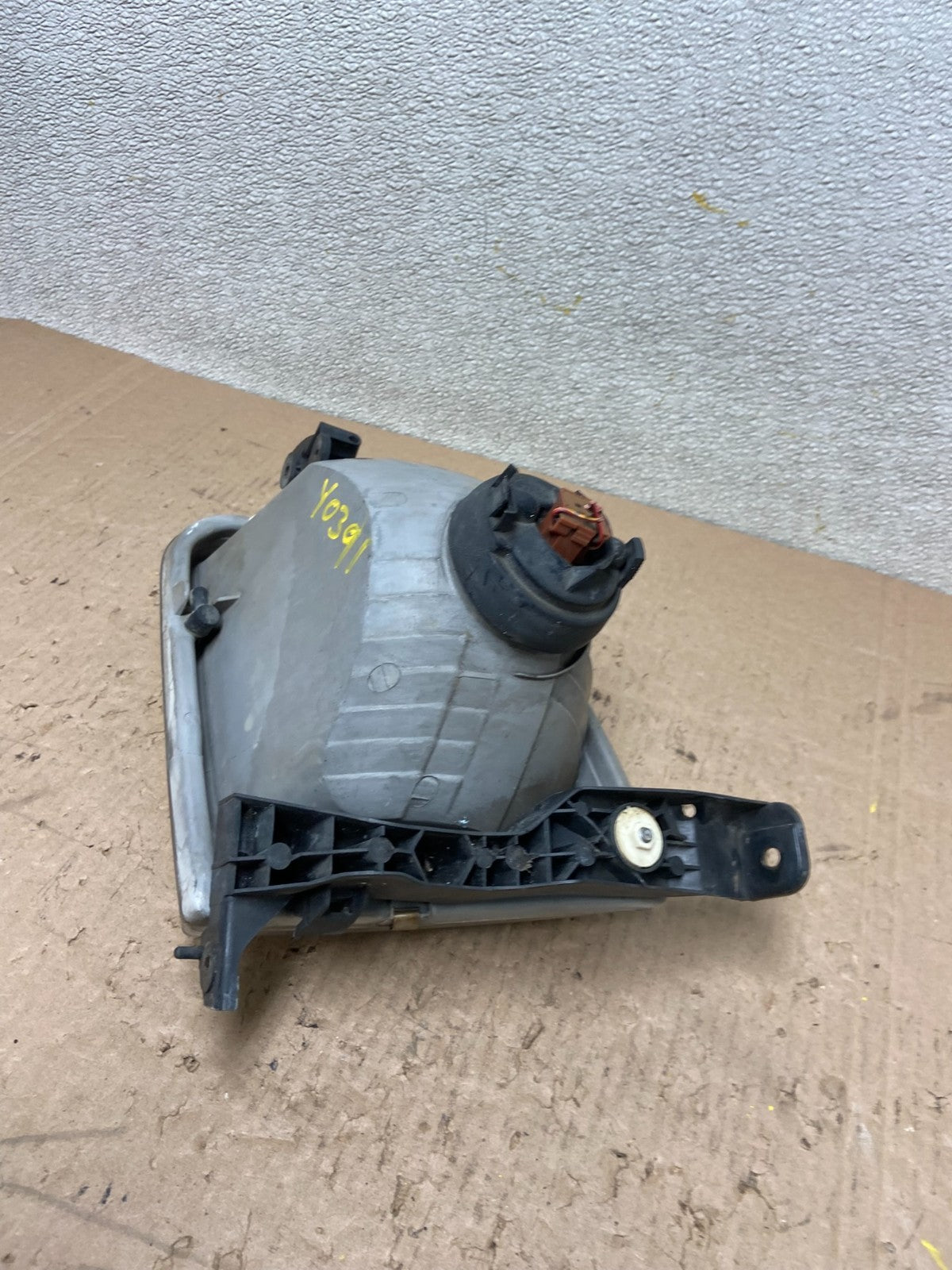 2001 to 2004 Toyota Sequoia Right Passenger RH Side Headlight Halogen Y0391 DW6