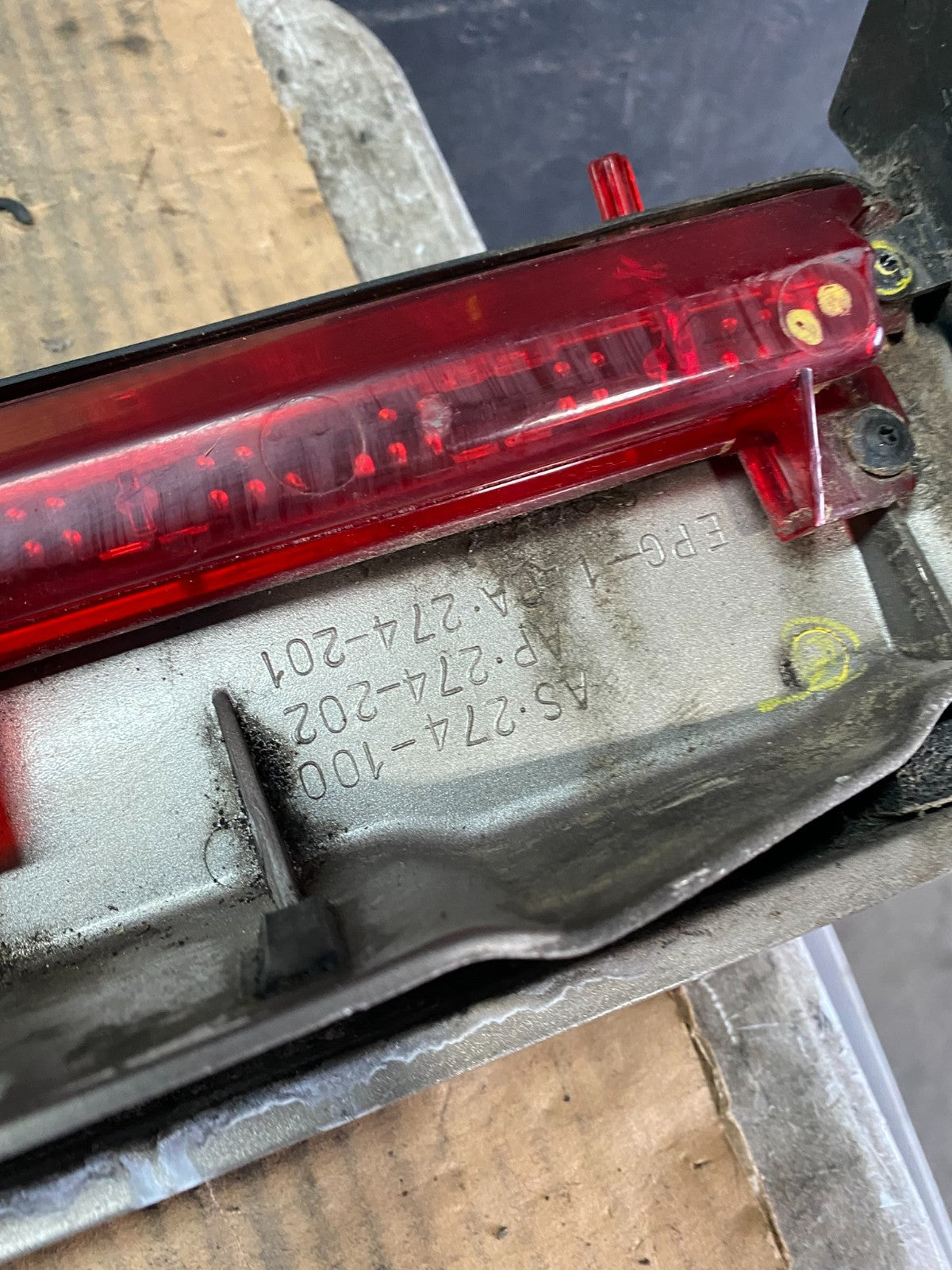 2001 to 2004 Cadillac Seville SLS Rear 3rd Break Light LID Mounted S5742 DG13