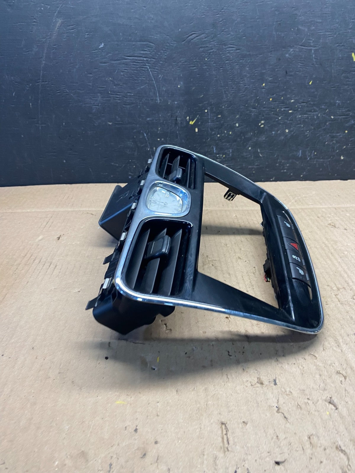 2011-2014 Chrysler 200 Dash Radio Bezel Trim Clock Hazard Bezel Q0878 DG1