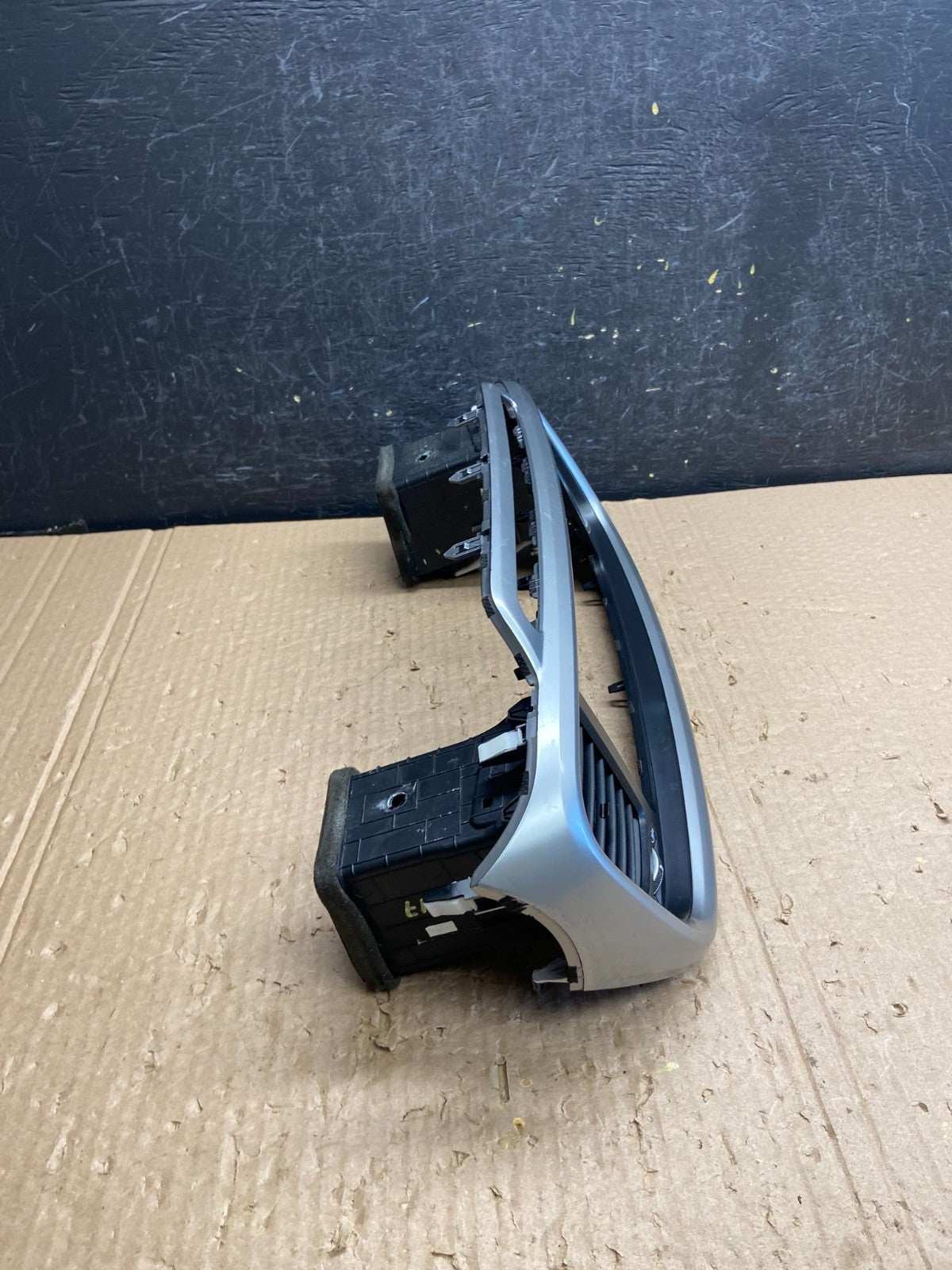 2016 - 2018 Kia Sorento Center Console Radio Air Vent Bezel Trim af6417 DG1