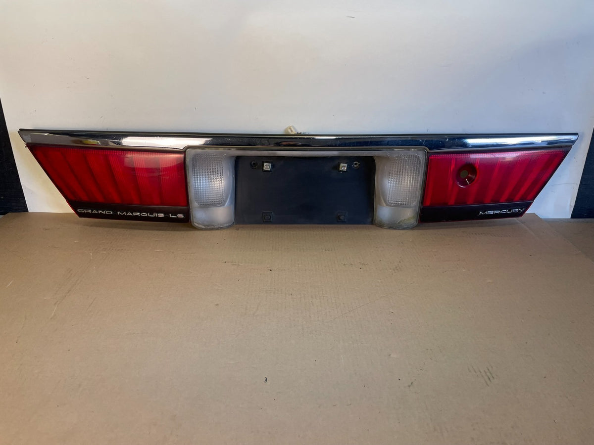 1998 to 2002 Mercury Grand Marquis Trunk Lid Center Tail Light AI4284 DG0