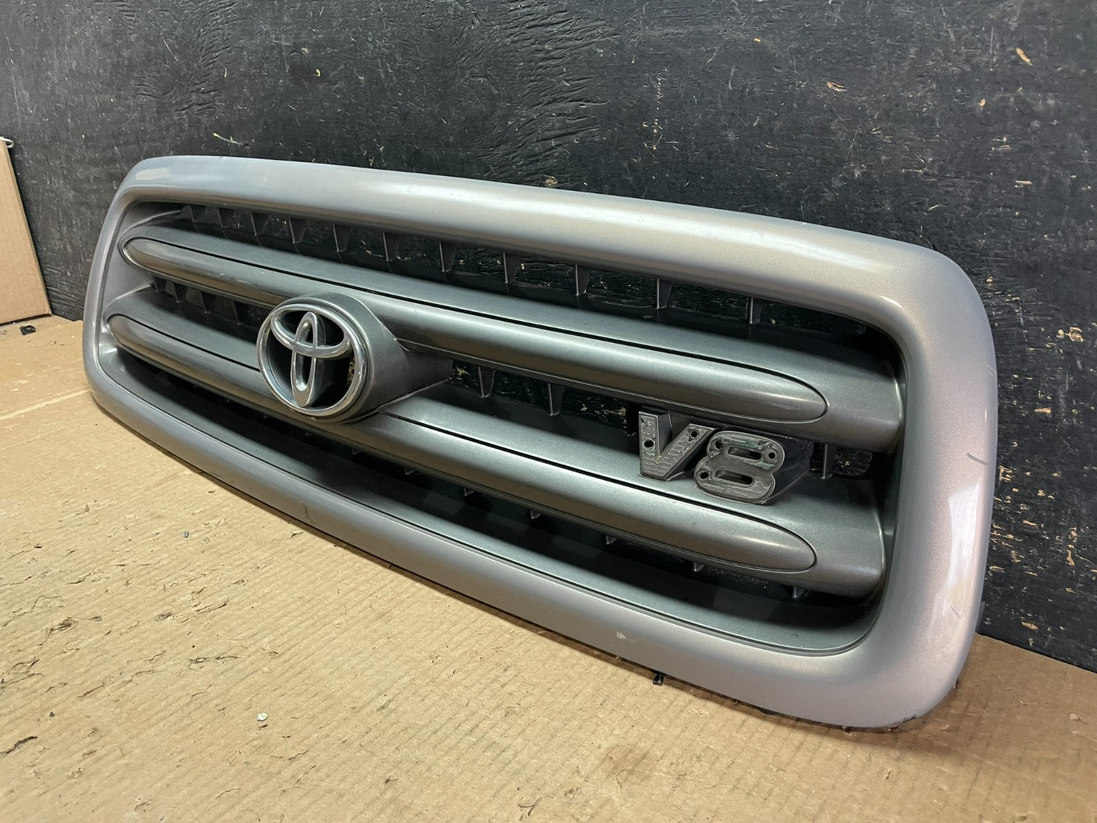 2001 to 2004 Toyota Sequoia Front Upper Grill Grille W/ Emblem Oem AB3210 DG2