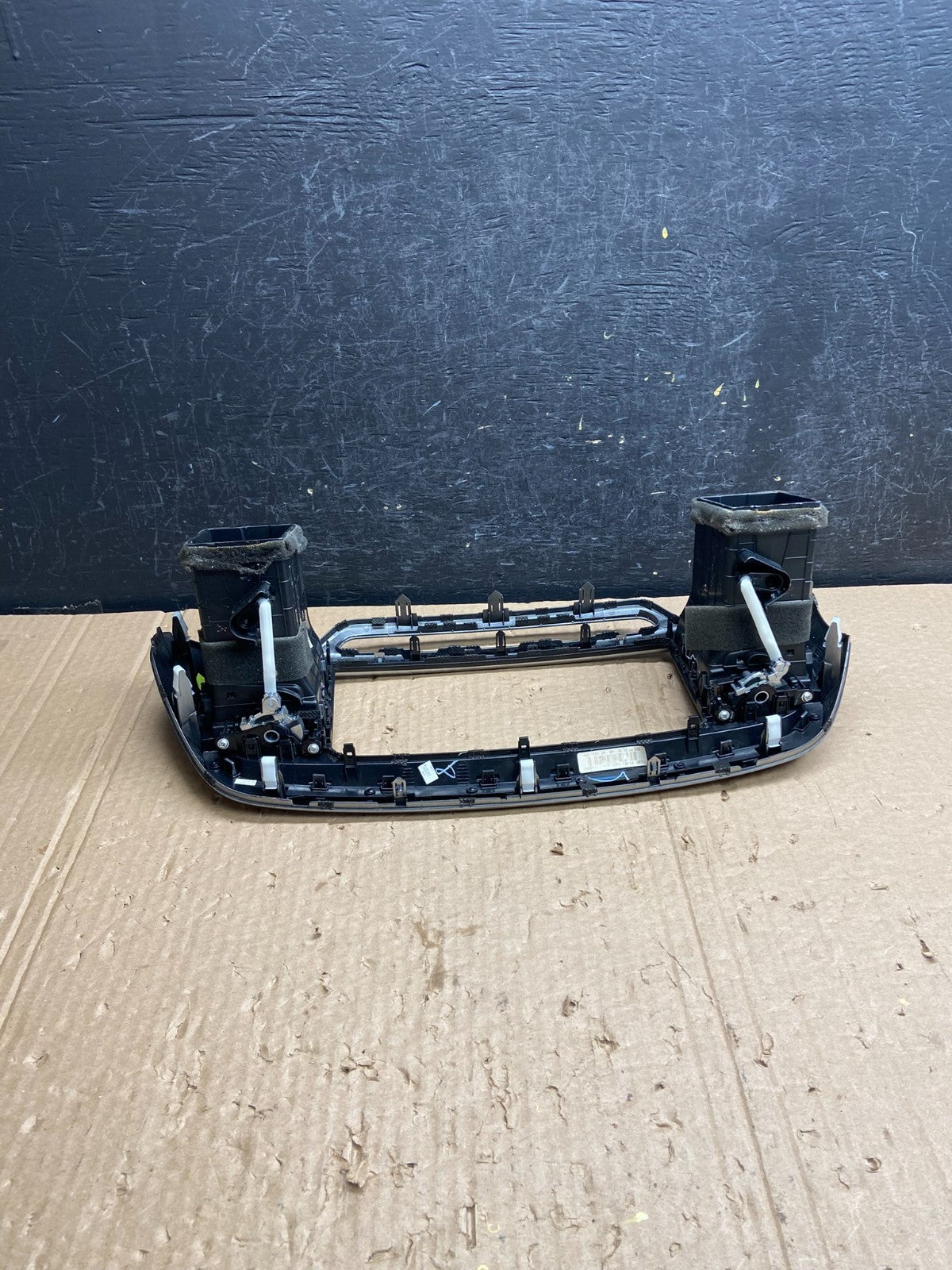2016 - 2018 Kia Sorento Center Console Radio Air Vent Bezel Trim af6417 DG4