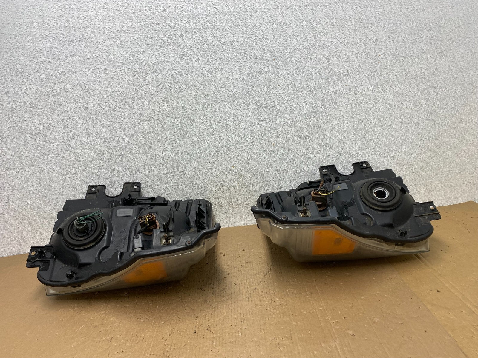 2011 to 2016 Ford F250 Super Duty Left+Right Side Headlights AD8829 DW8