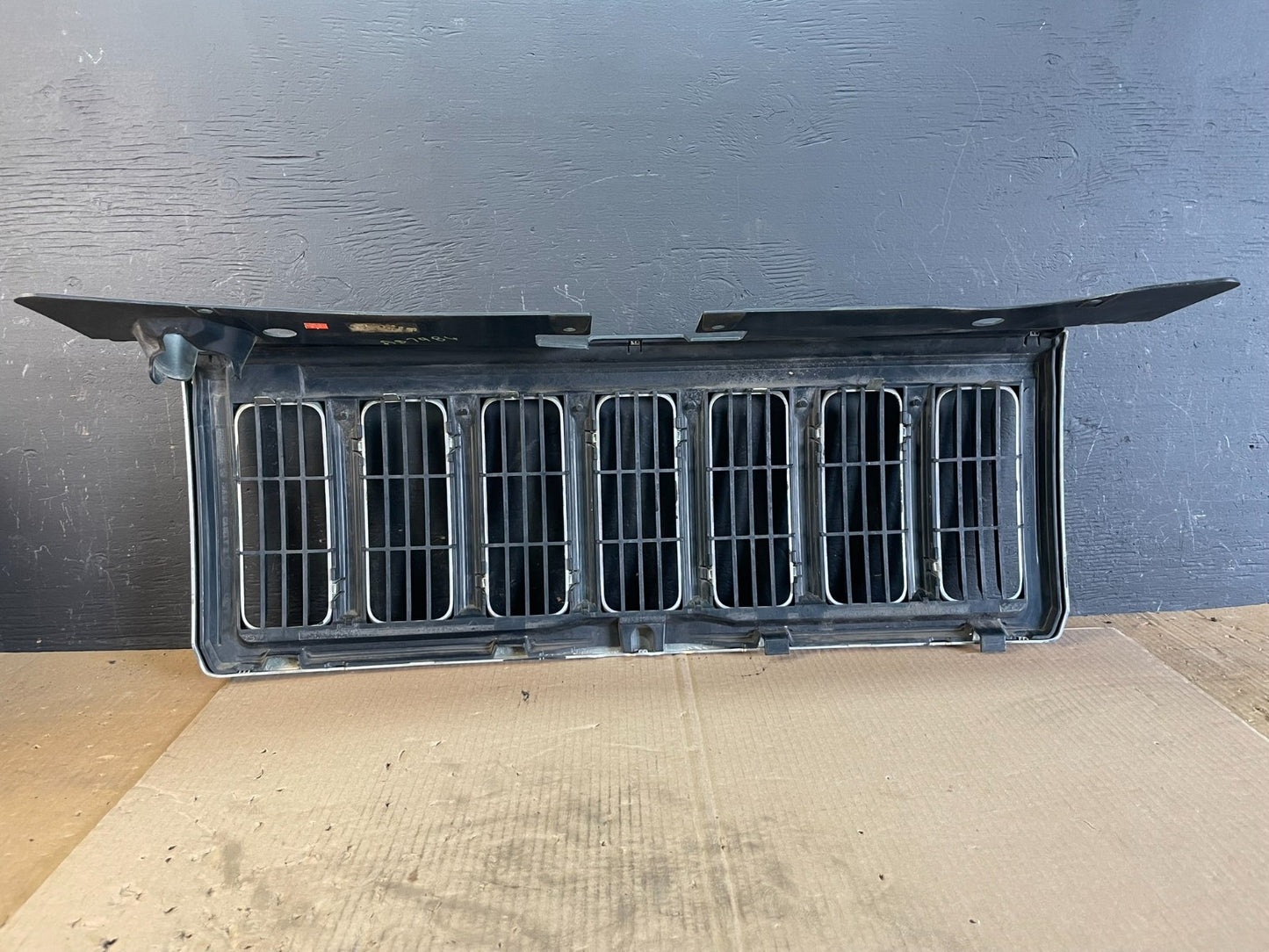 2006 to 2010 Jeep Commander Front Upper Grill Grille OEM AA7986 DG4