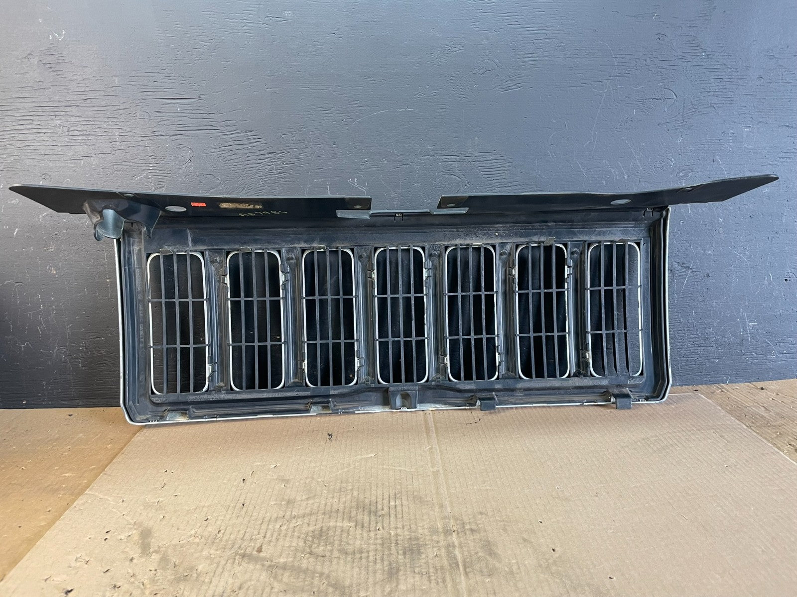 2006 to 2010 Jeep Commander Front Upper Grill Grille OEM AA7986 DG4