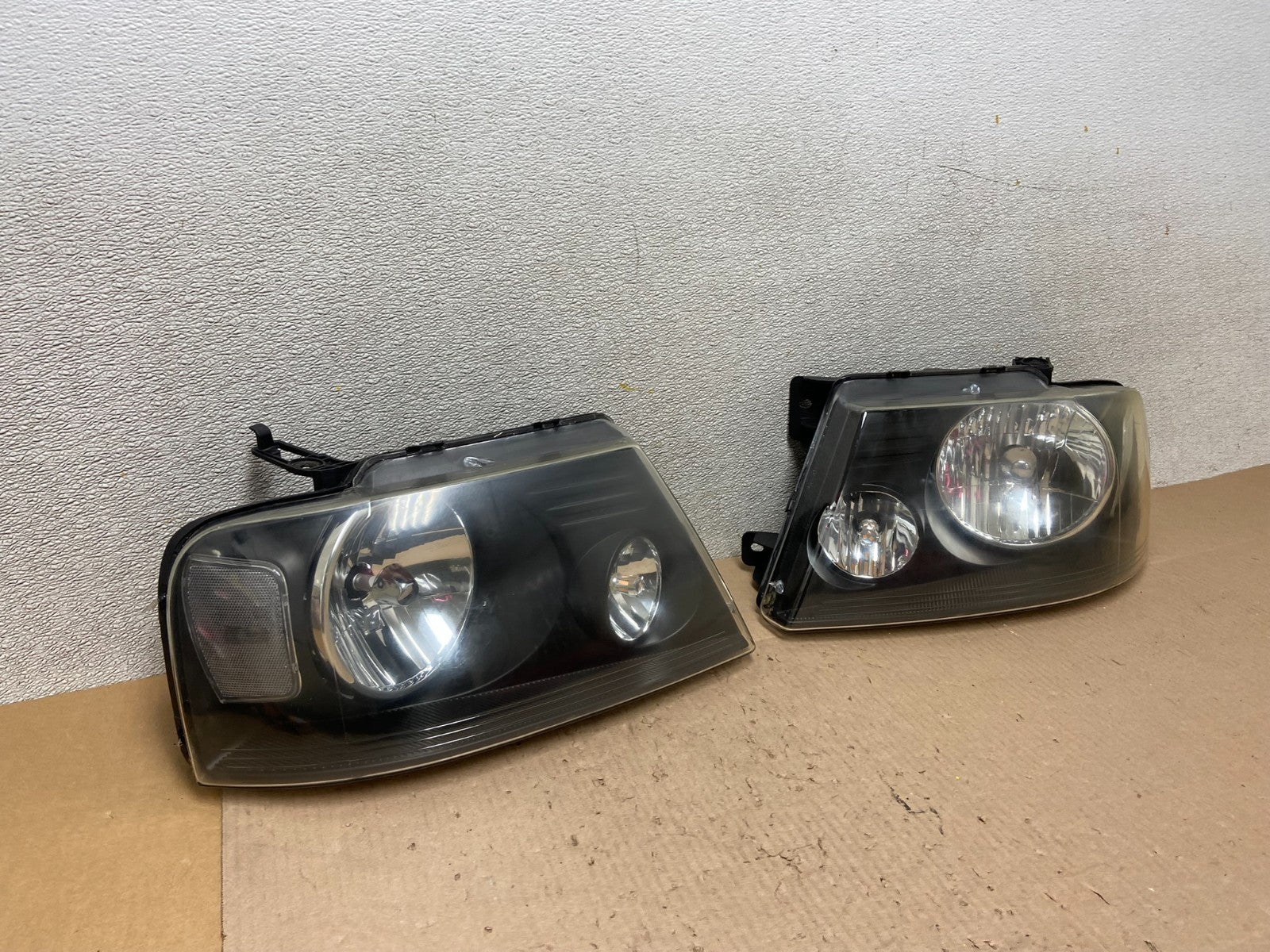 2004 to 2008 Ford F-150 F150 Left+Right Halogen Headlights Z6172 DW2