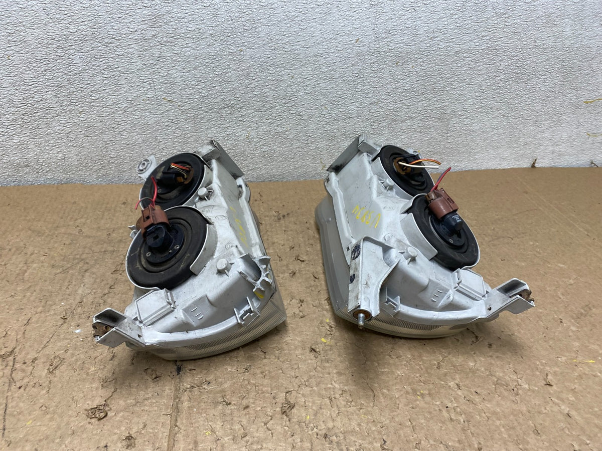 2001-2002 Toyota Corolla Left+Right Side Halogen Headlights V3834 DW11