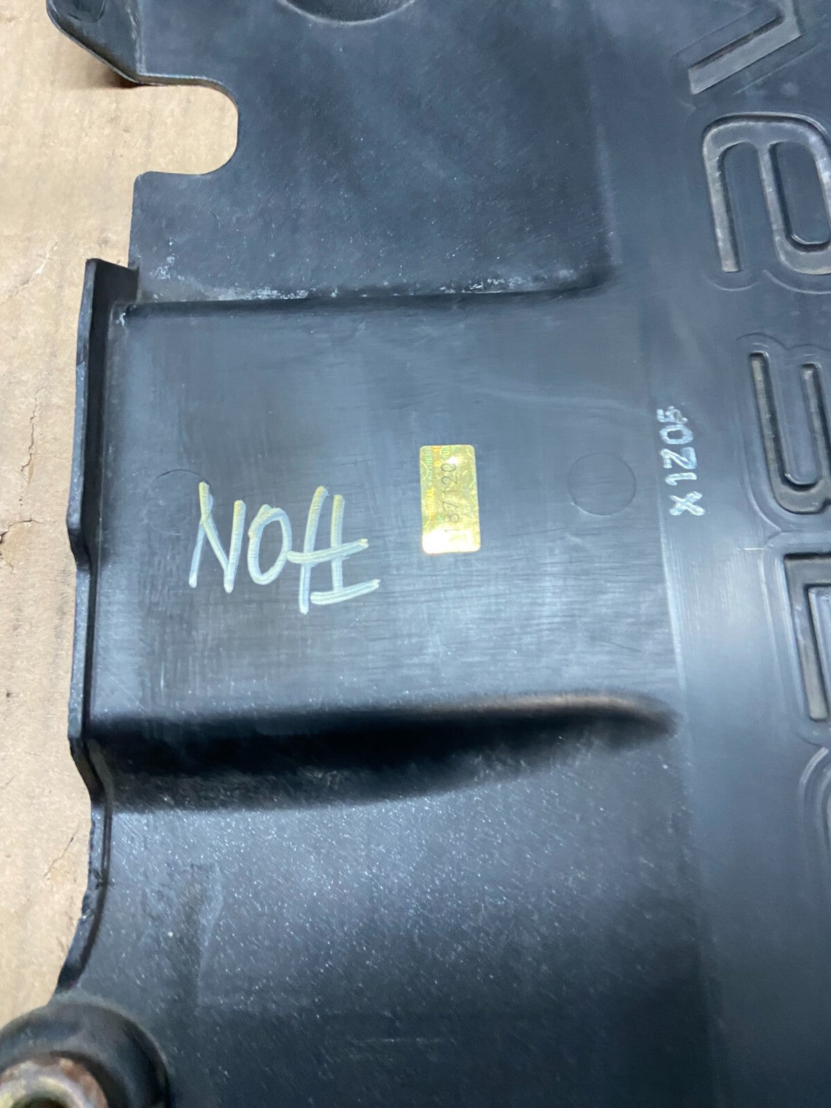 2001 to 2004 Nissan Pathfinder Engine Cover Ornament E4220 DG18