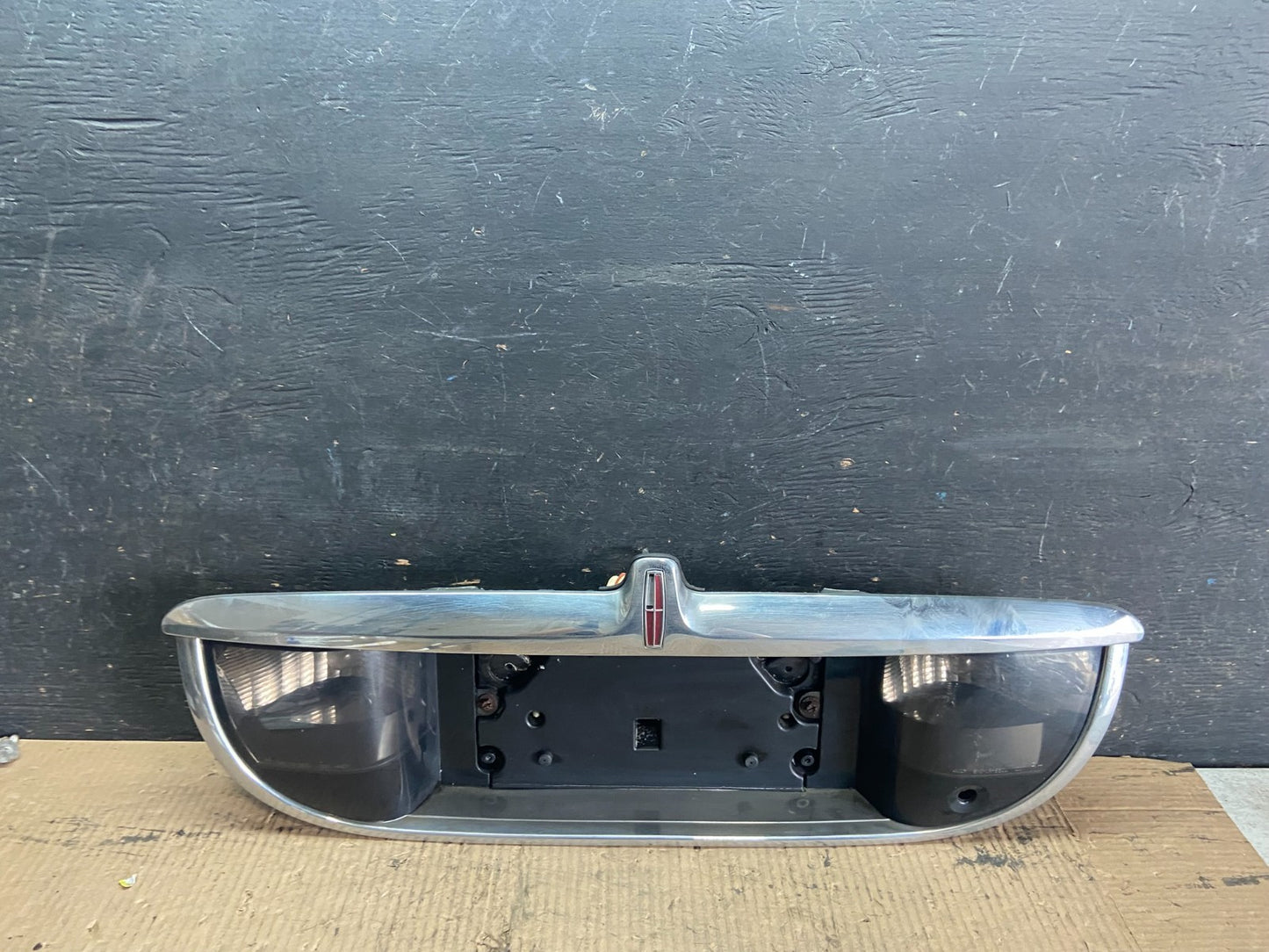 1999-2002 Lincoln Continental License Plate Panel Backup Lights Trim Q3437 DG0