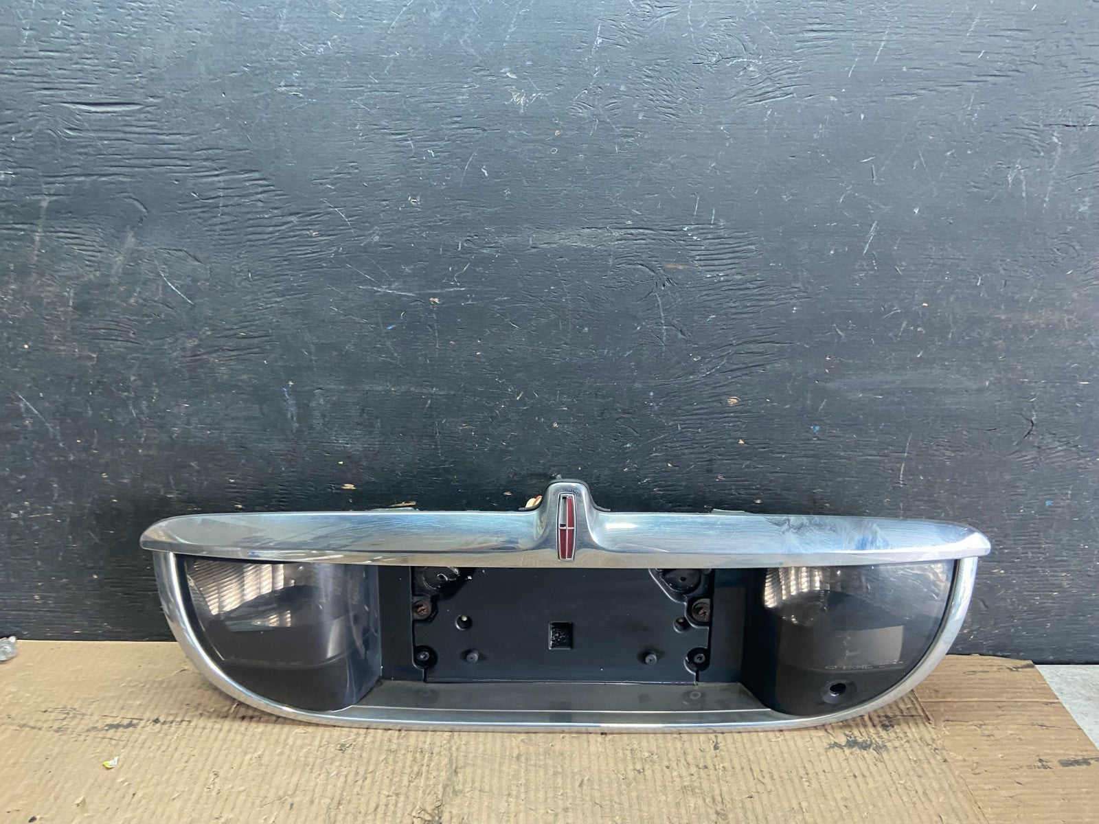 1999-2002 Lincoln Continental License Plate Panel Backup Lights Trim Q3437 DG0