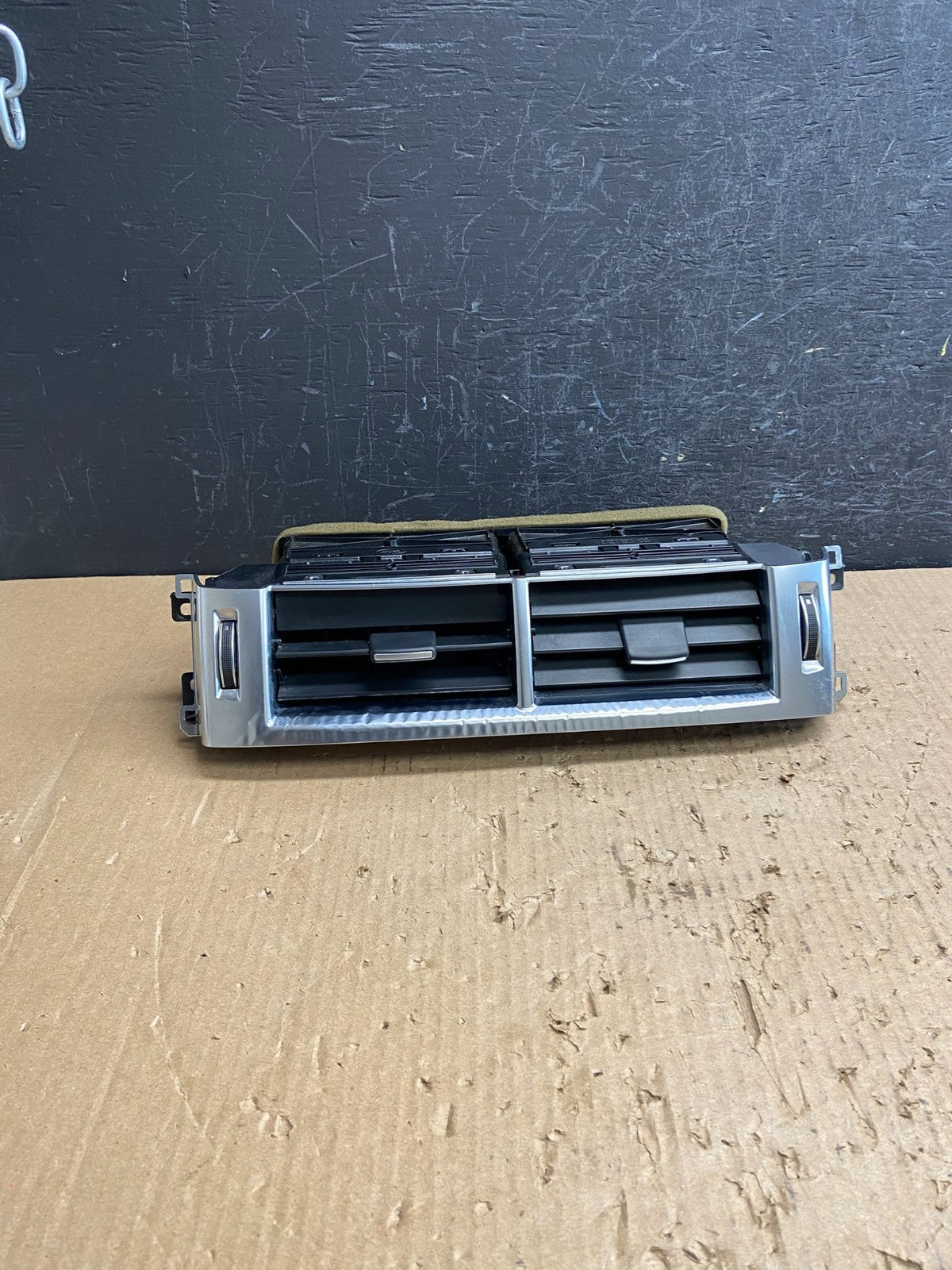2007 to 2012 Land Rover Range Dashboard Center Middle Air Vent Grill AF1466 DG0