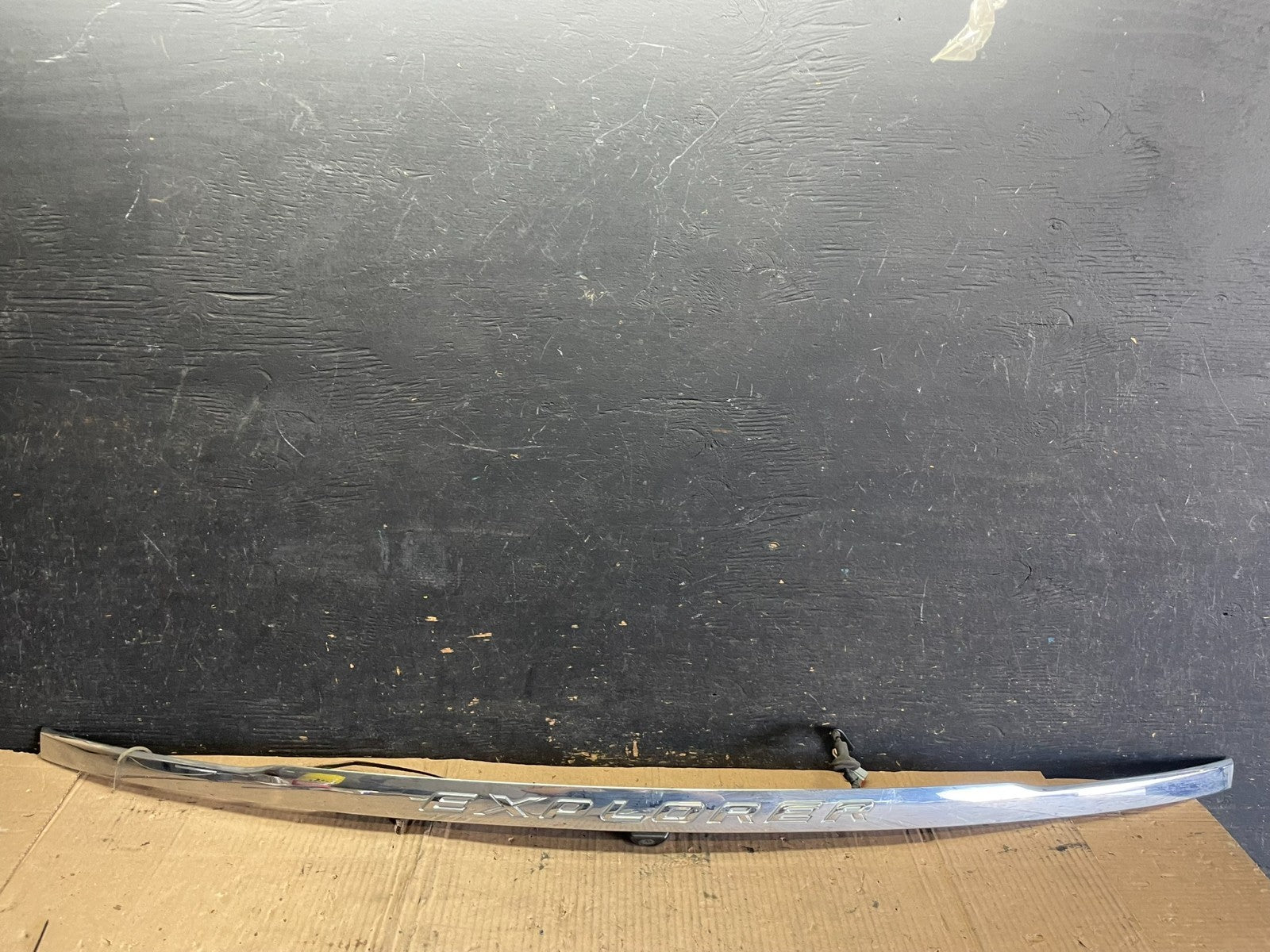 2011 to 2014 Ford Explorer Rear Tailgate Gate Trim Molding With Camera P8432 DG0