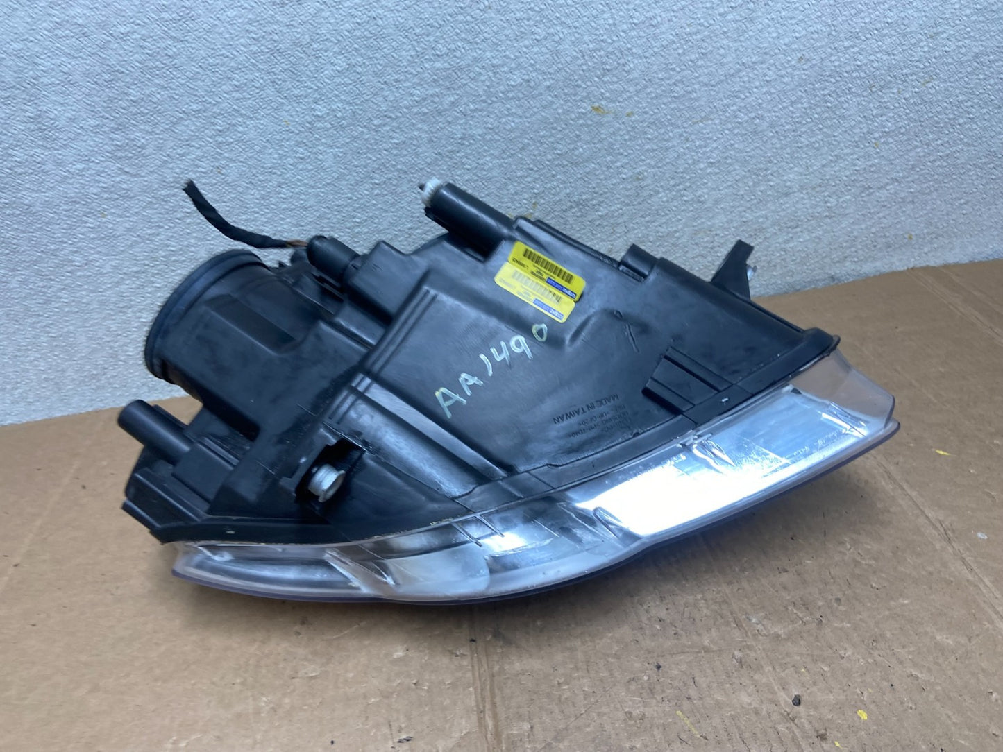 2006-2010 Volkswagen Passat Left Driver Side Halogen Headlight OEM AA14906
