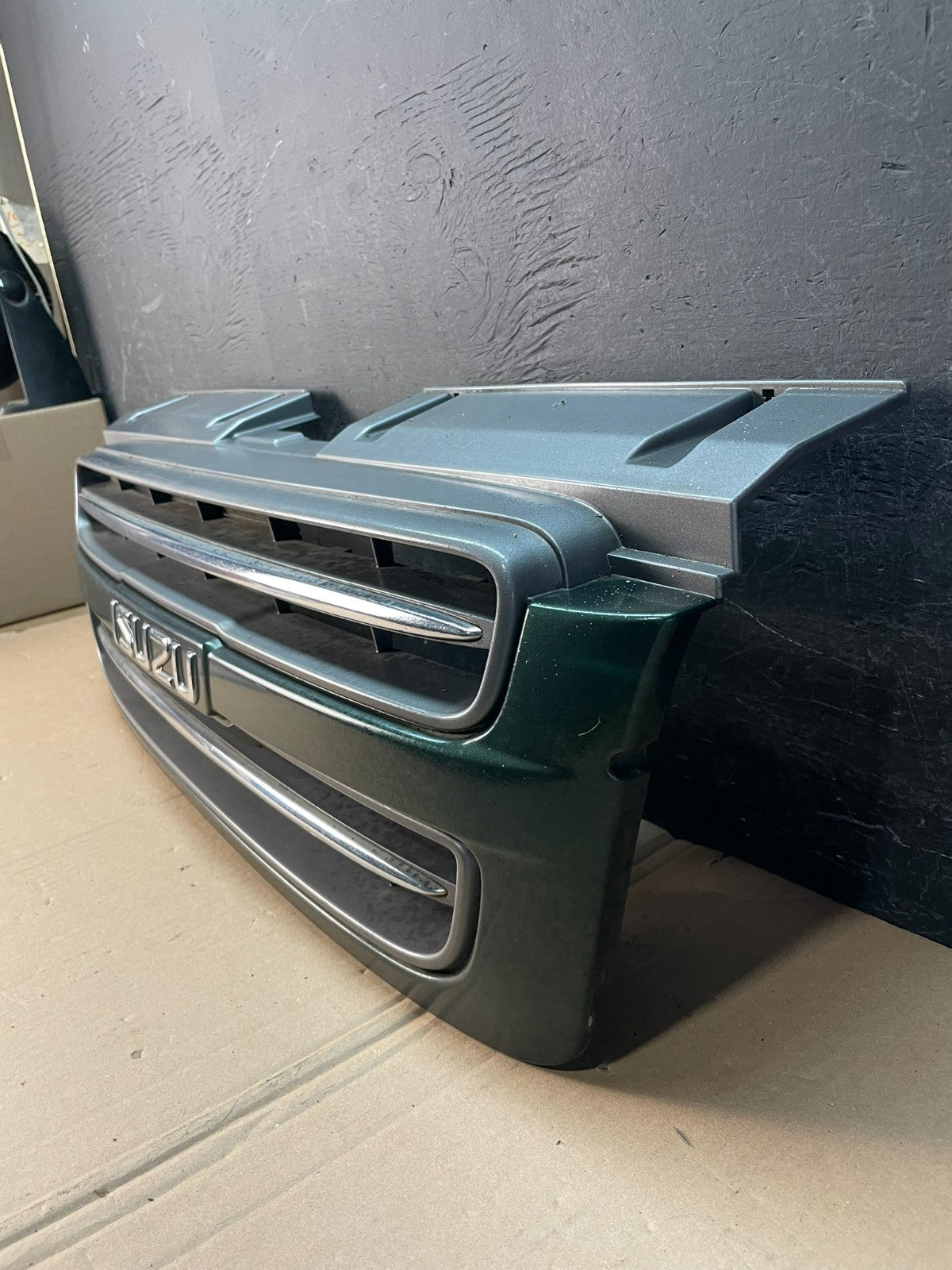 1998 1999 Isuzu Trooper Front Upper Grill Grille AD8366 DG1