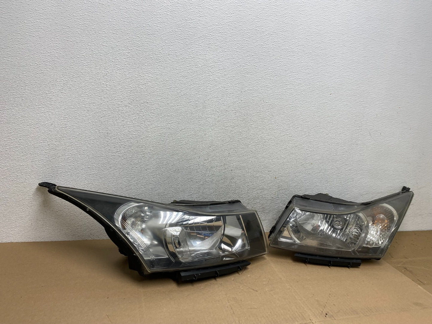 2011 to 2015 Chevrolet Cruze Halogen Left+Right Set Headlights AE6644 DW2