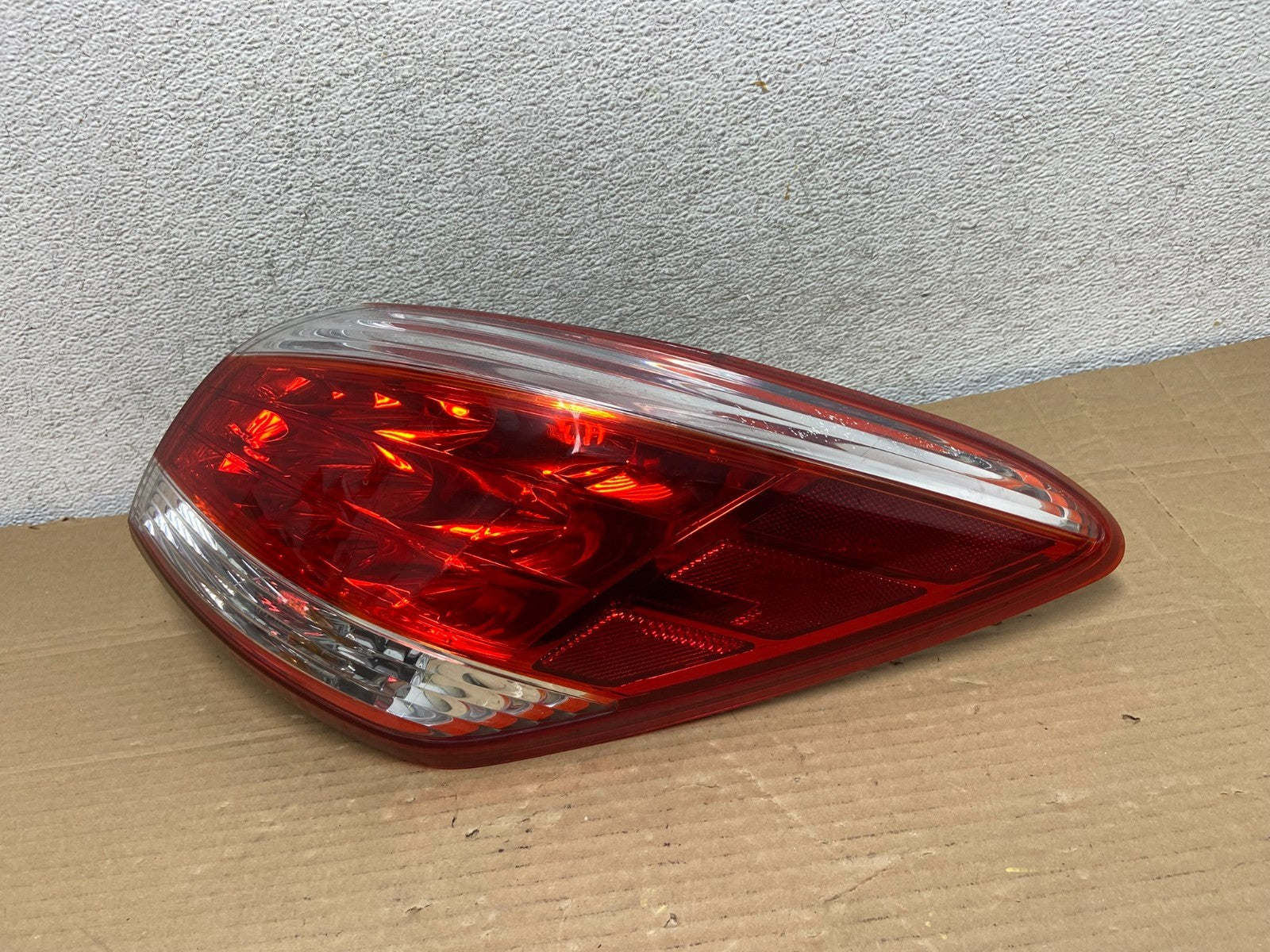 2011 - 2014 Nissan Murano Right Passenger Side RH Tail Light AG8939 DW2