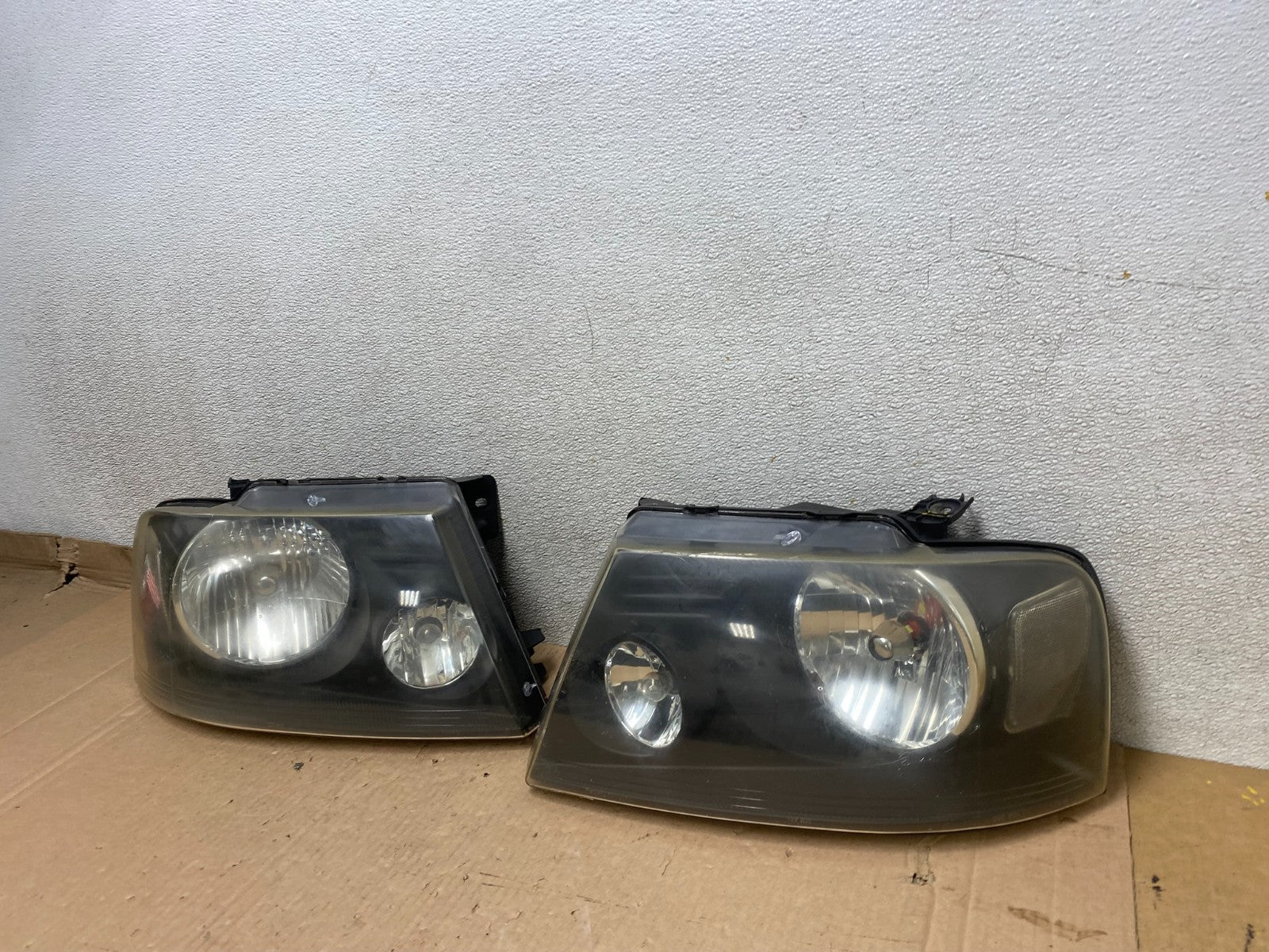 2004 to 2008 Ford F-150 F150 Left+Right Halogen Headlights U8457 DW1