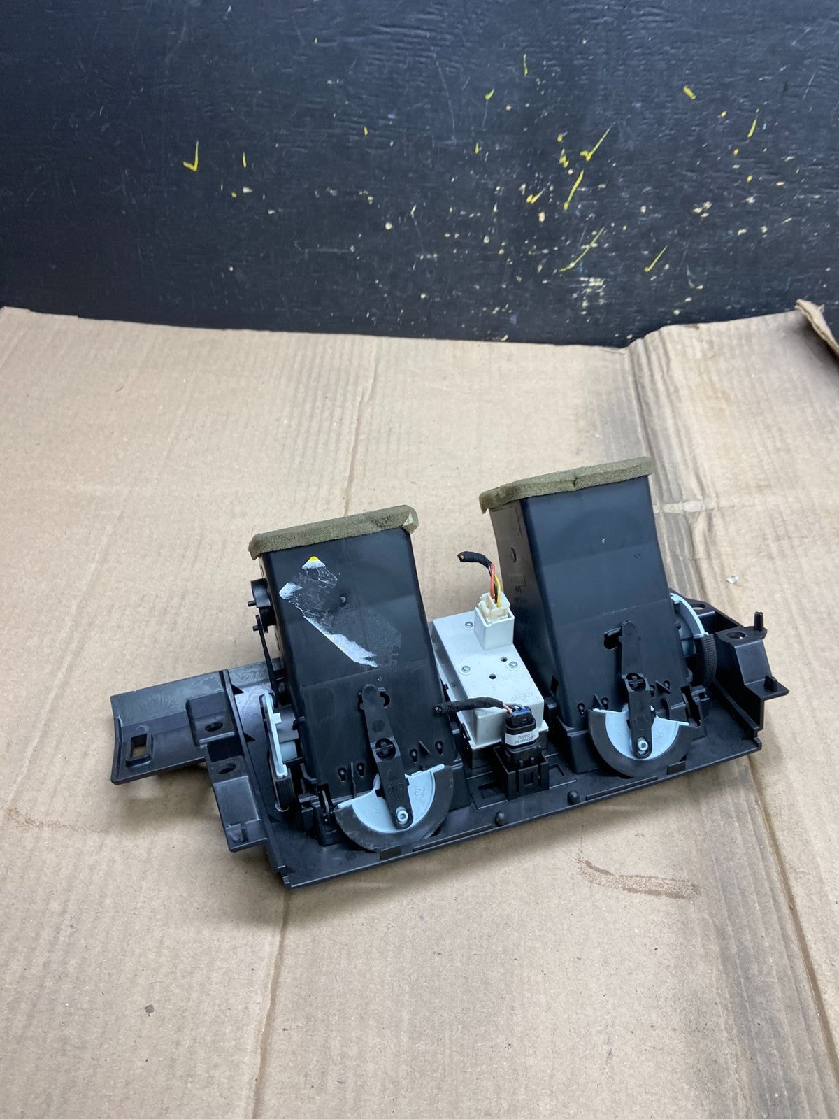 2006 to 2011 Cadillac DTS Dash Center Air Vent Heater Bezel OEM X1680 DG4