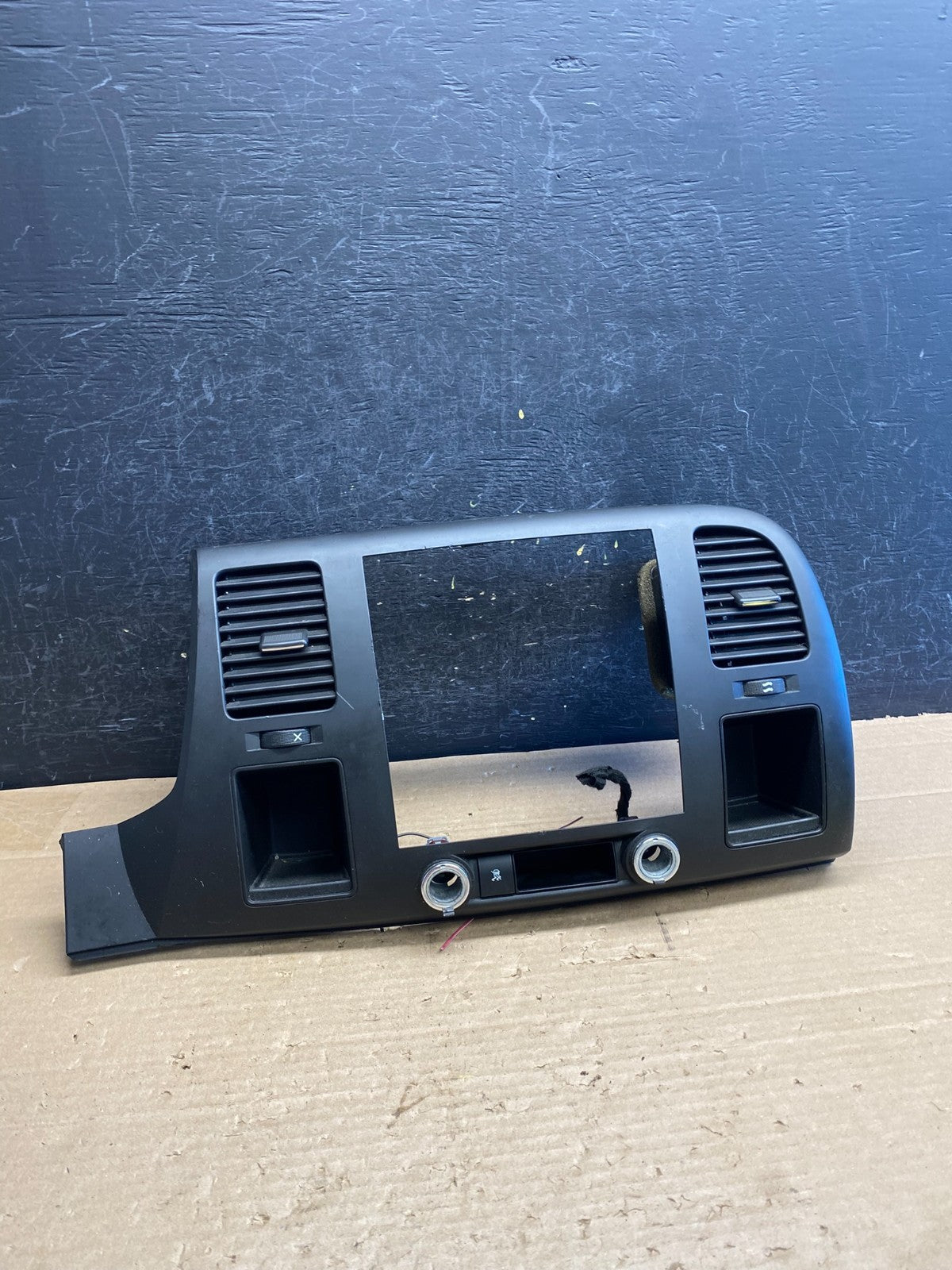 2007 to 2014 Silverado Sierra Center Console Radio Bezel Air Vents AG8380 DG0