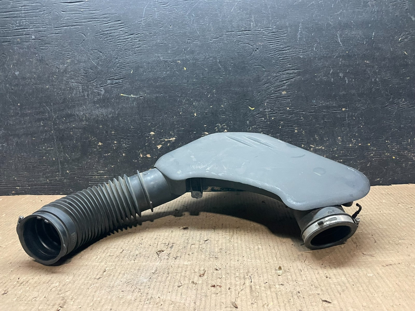 2011 to 2018 Chrysler 300 3.6L Air Intake Duct Tube Cleaner OEM y6612 DG3