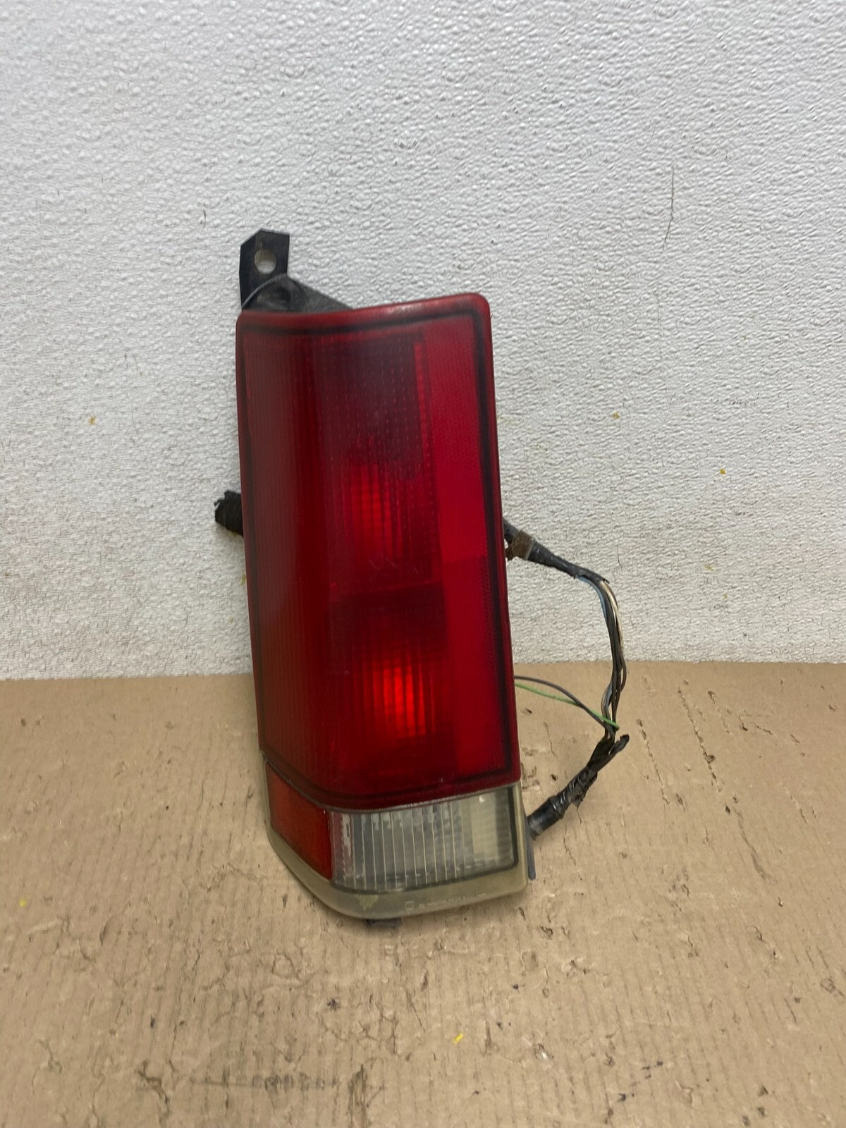 2000 to 2002 Chevrolet Express Left LH Side Tail Light Oem L6269 DW0