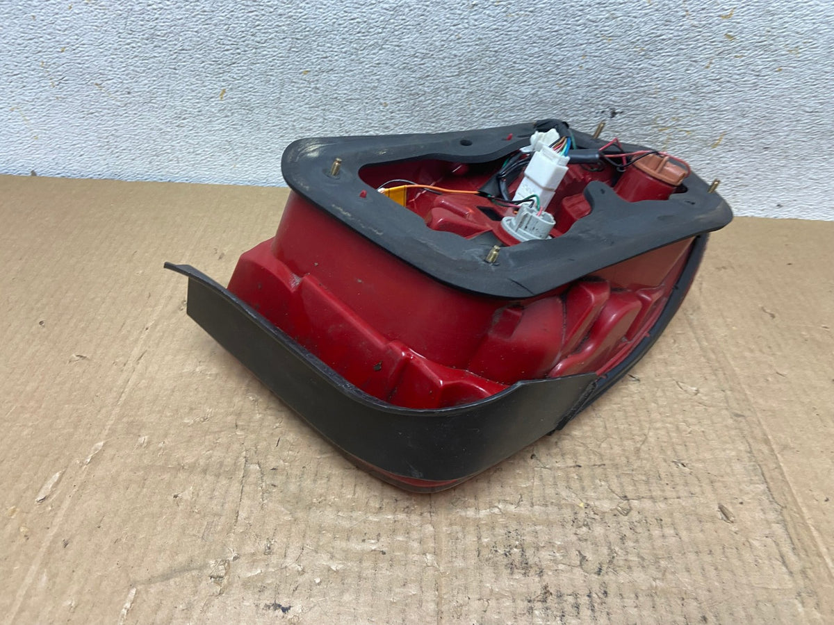 2002 - 2005 Hyundai Sonata Right Passenger RH Side Tail Light AI6846 LK4