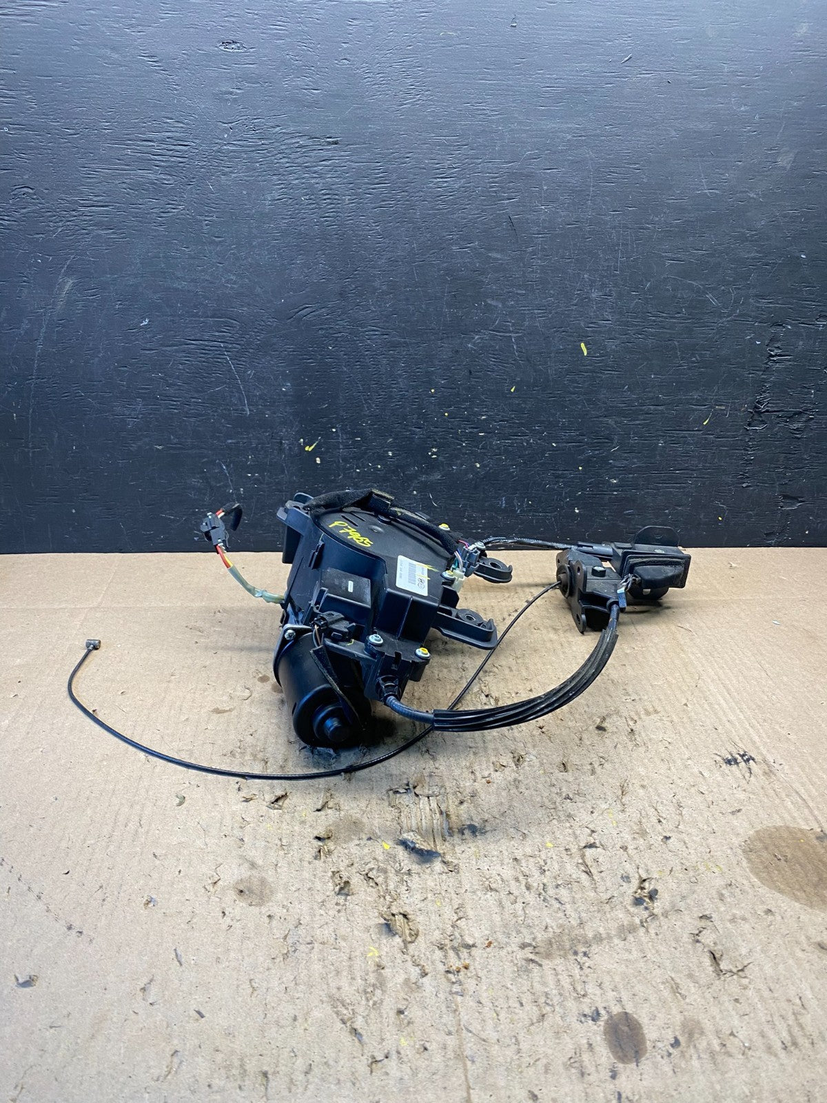 2007-2014 Kia Sedona Left Electric Power Sliding Door Motor Regulator P7965 DG2