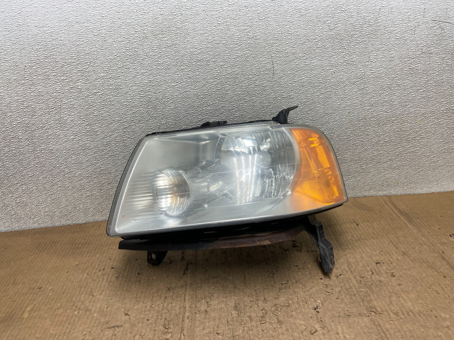 2005 - 2007 Ford Freestyle Left Driver LH Side Halogen Headlight AA8500 DW0