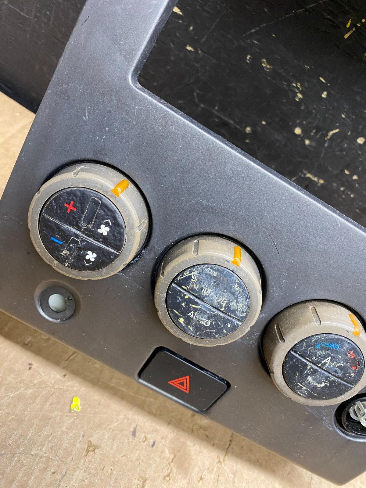 2004 - 2007 Nissan Titan Armada Radio r Climate Control Bezel Trim OEM z4520 DG1