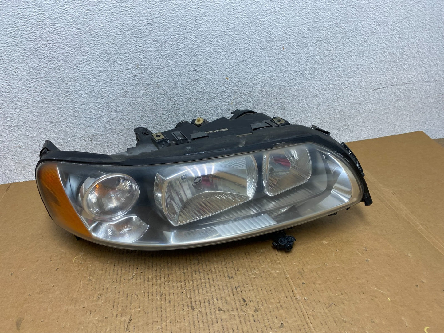 2005 to 2007 Volvo XC70 V70 Passenger Right Passenger RH Headlight AE0556 DW0