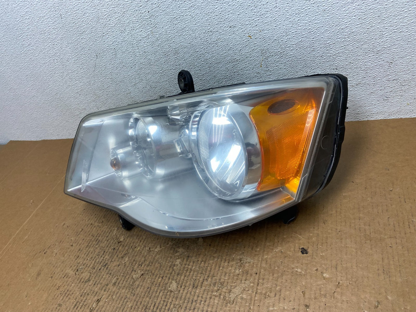 2008 to 2016 Chrysler Town and Country Left Driver Lh Side Headlight AE2671 DW1