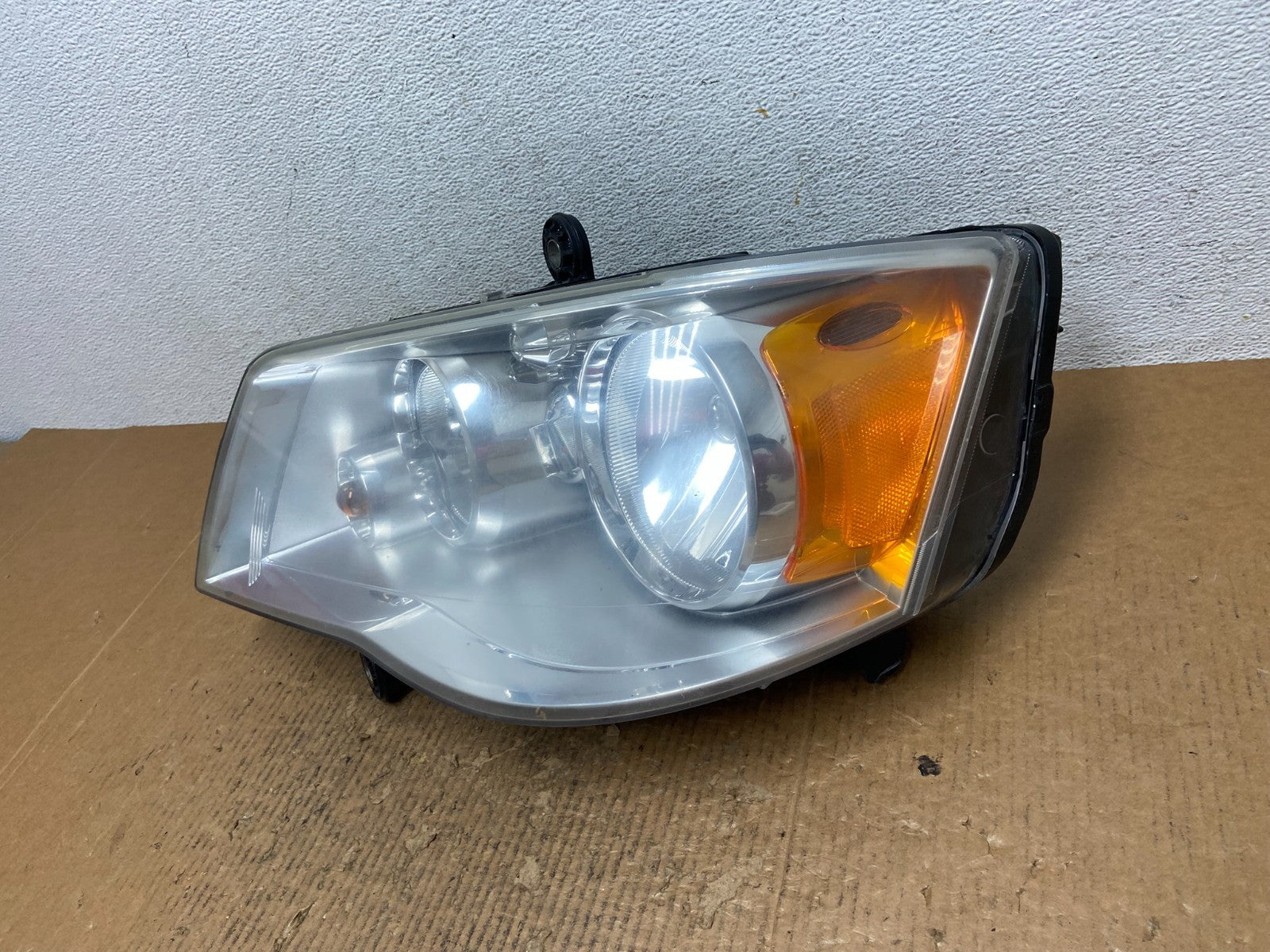 2008 to 2016 Chrysler Town and Country Left Driver Lh Side Headlight AE2671 DW1