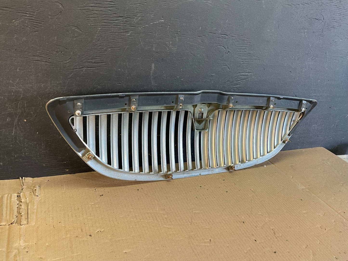 2003 to 2011 Lincoln Town Car Front Upper Grille Grill Chrome W/Emblem AE3634 DG4