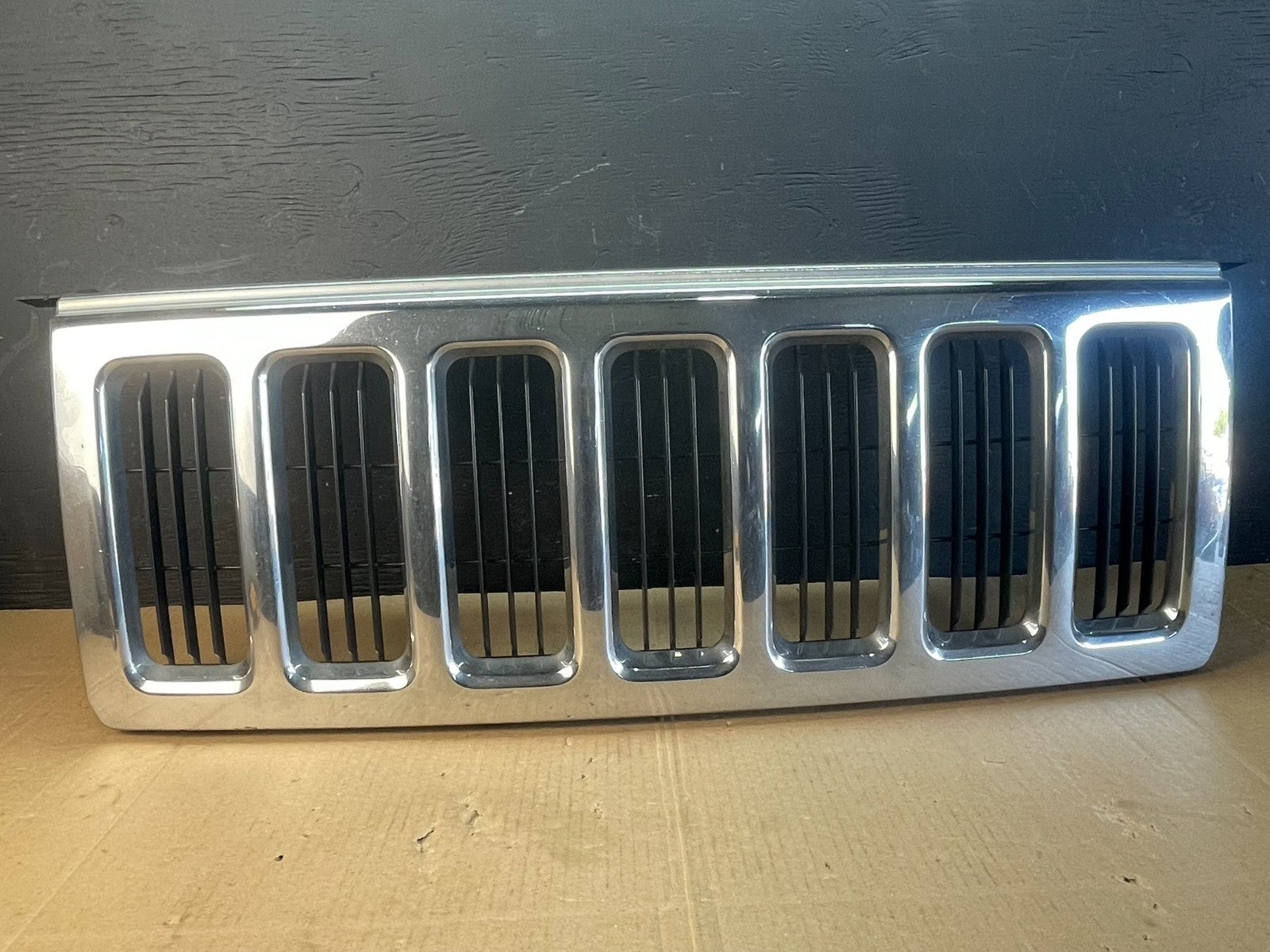 2006 to 2010 Jeep Commander Front Upper Grill Grille OEM AC2252 DG0